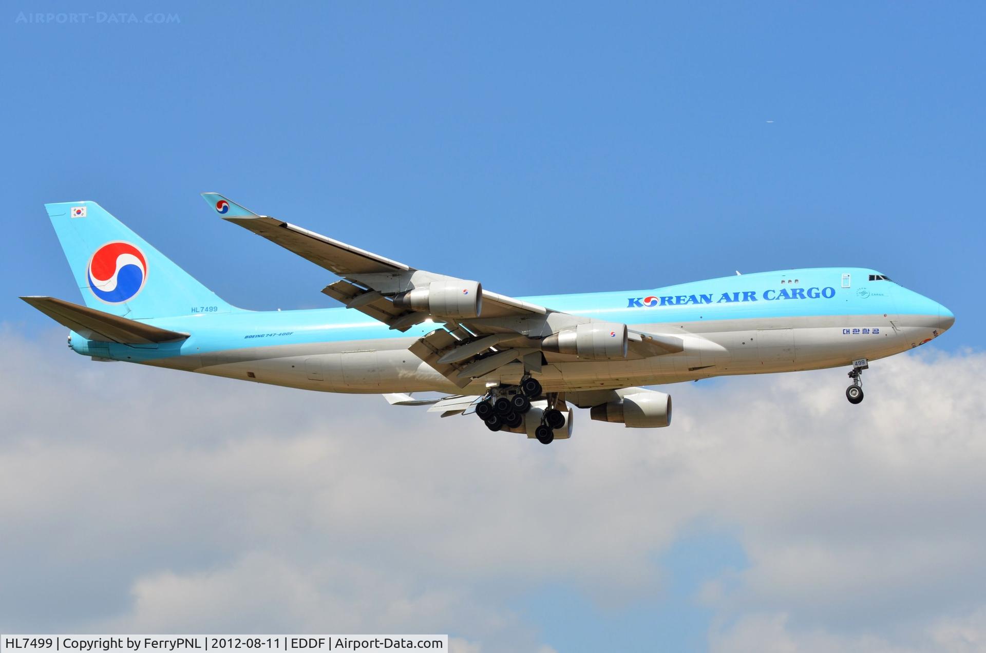 HL7499, 2004 Boeing 747-4B5F/SCD C/N 33517, Korean B744 freighter landing