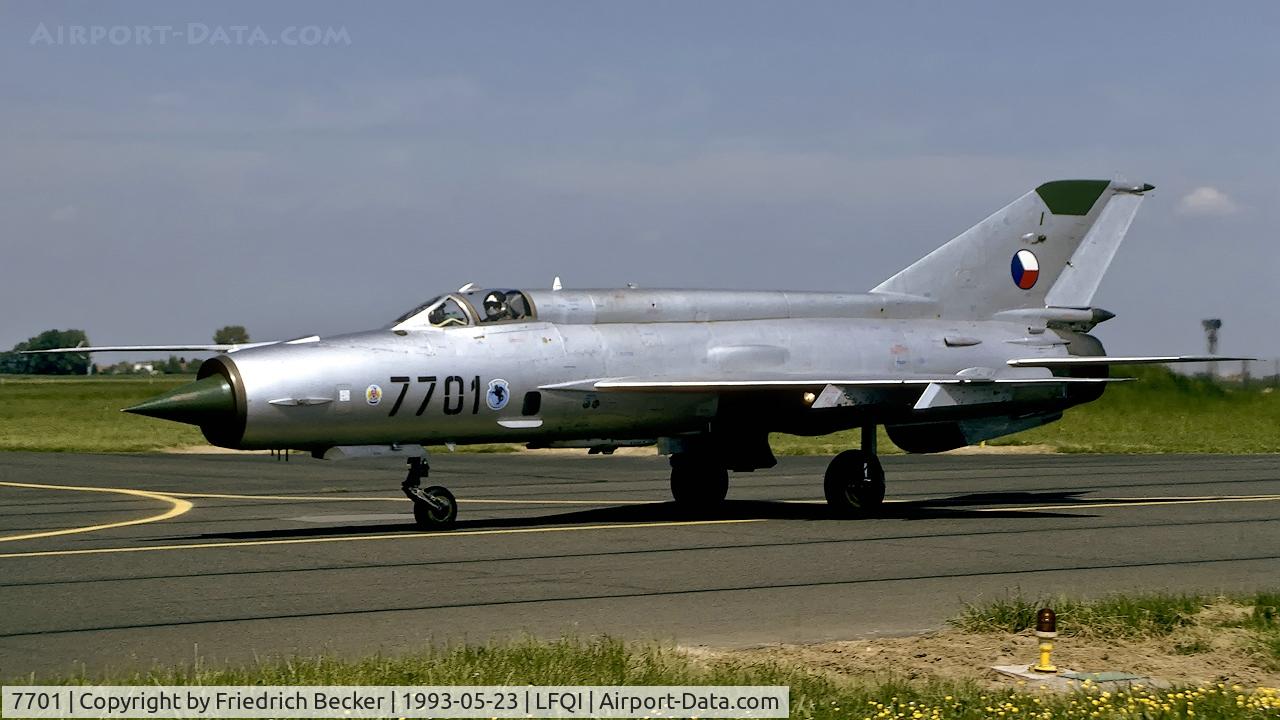 7701, Mikoyan-Gurevich MiG-21MF C/N 967701, taxying to the active