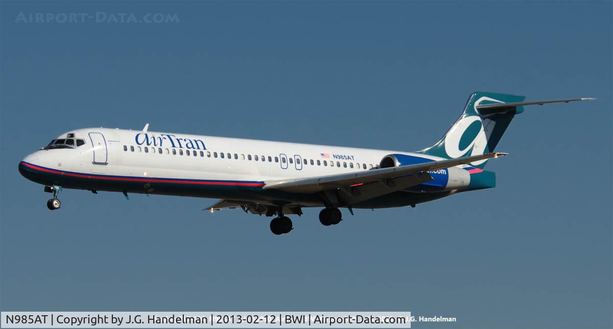 N985AT, 2001 Boeing 717-200 C/N 55090, on final to 33L