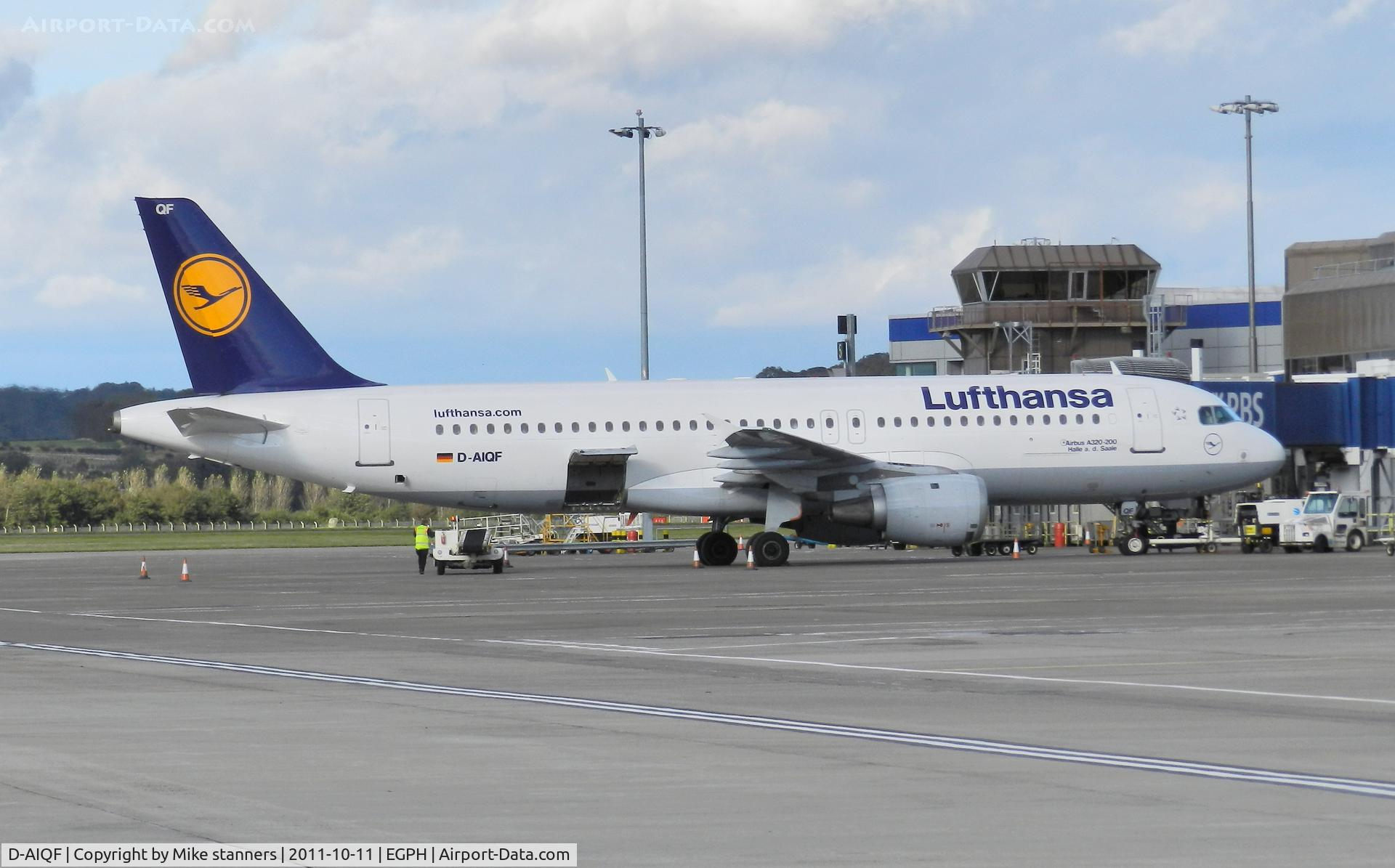 D-AIQF, 1991 Airbus A320-211 C/N 216, Lufthansa A320 On the international arrivals ramp