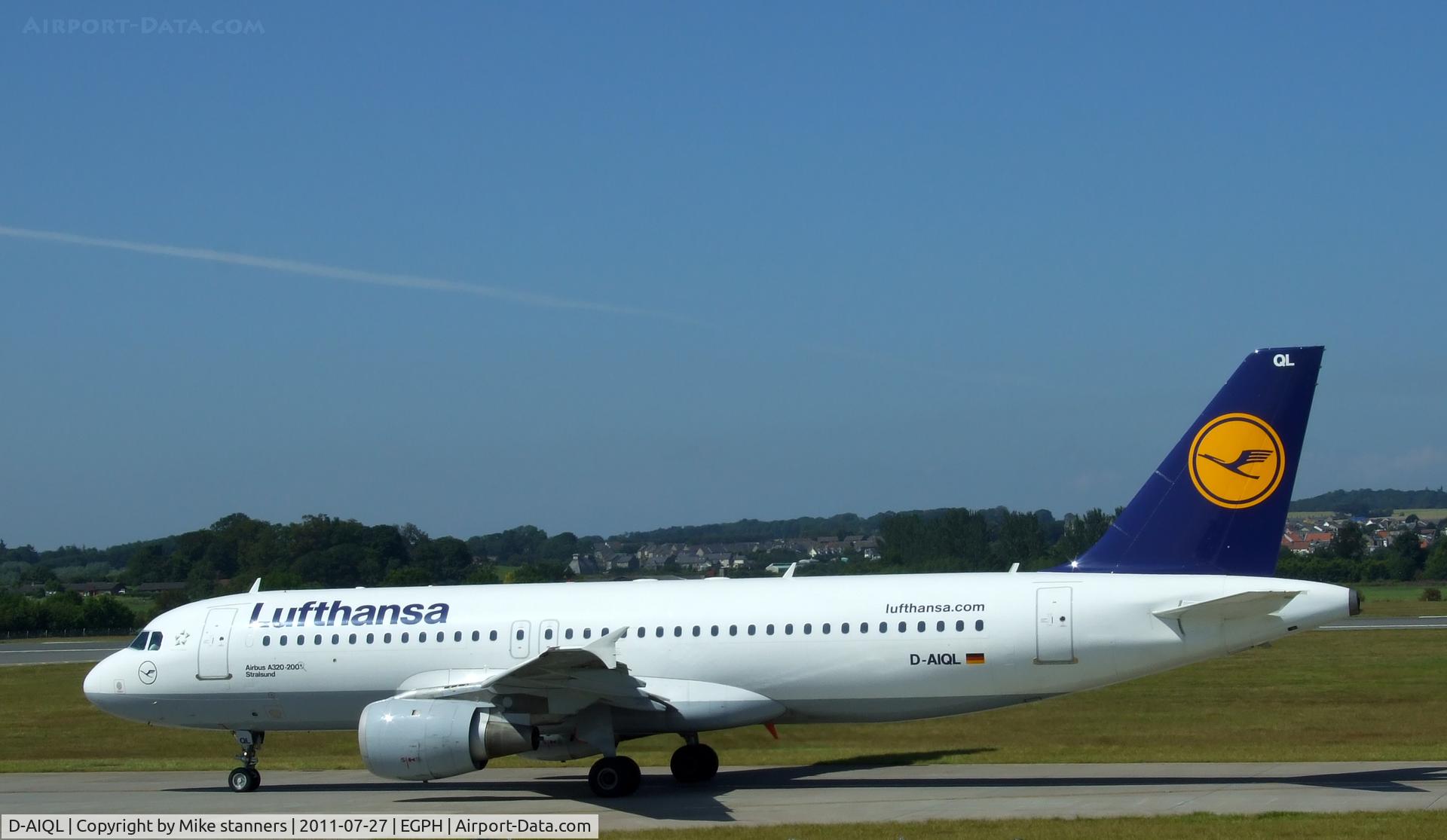 D-AIQL, 1991 Airbus A320-211 C/N 0267, Lufthansa A320 taxiing to runway 06 for departure to FRA