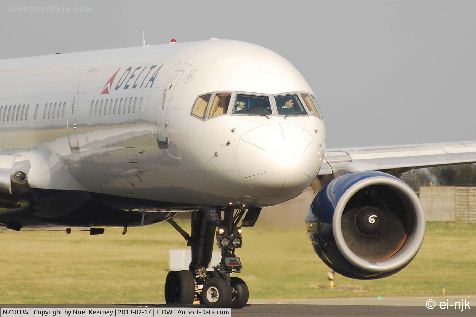 N718TW, 1999 Boeing 757-231 C/N 28486, Lining up for departure off Rwy 10 at Dublin.