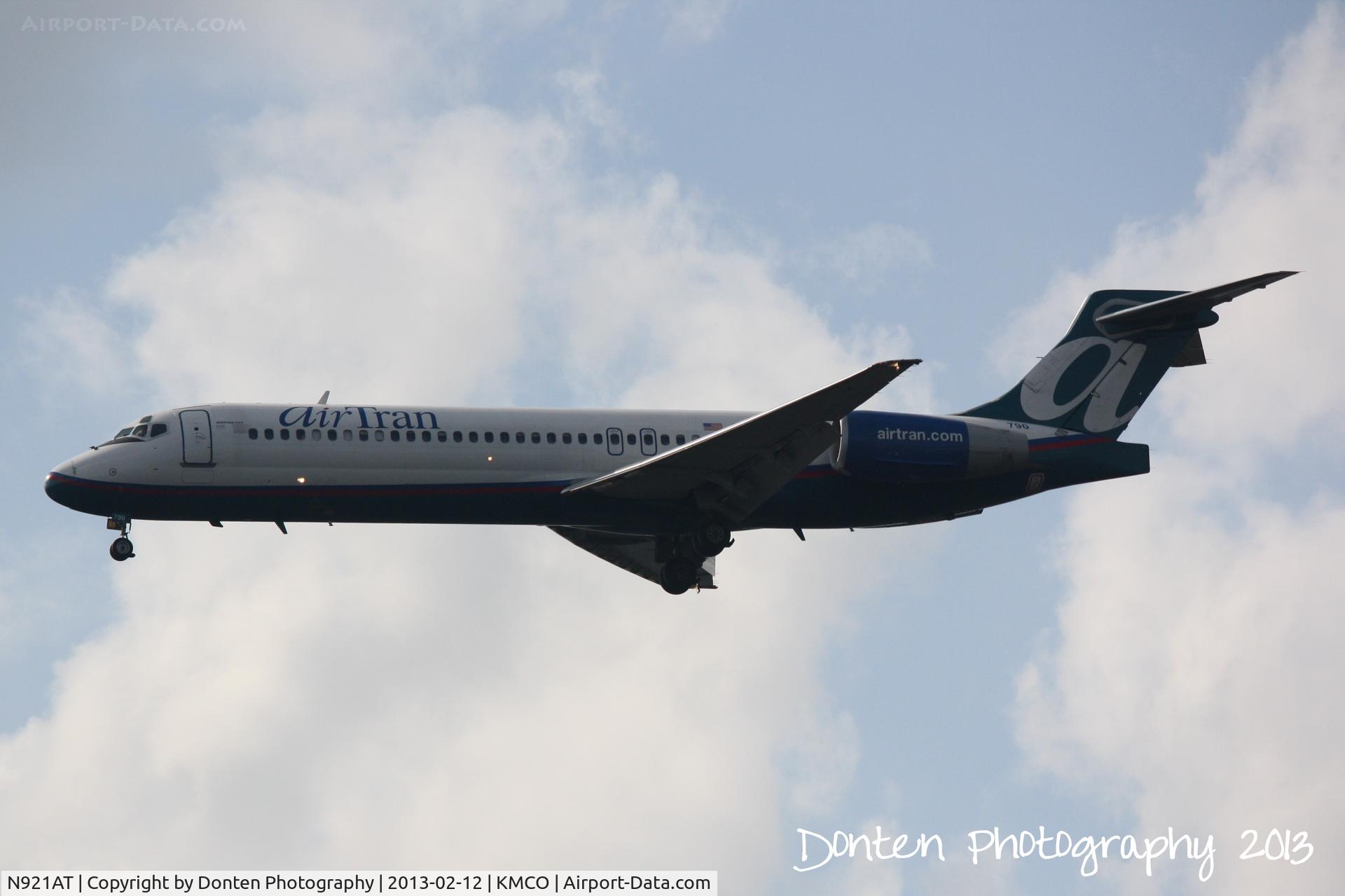 N921AT, 2000 Boeing 717-200 C/N 55082, AirTran Flight 20 (N921AT) arrives at Orlando International Airport following a flight from Hartsfield-Jackson Atlanta International Airport