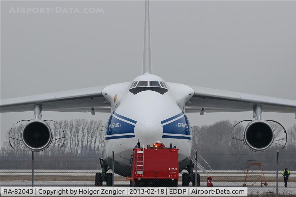 RA-82043, 1990 Antonov An-124-100 Ruslan C/N 9773054155101/0607, Being incumbent on engine checks: Fire engine in attendance.