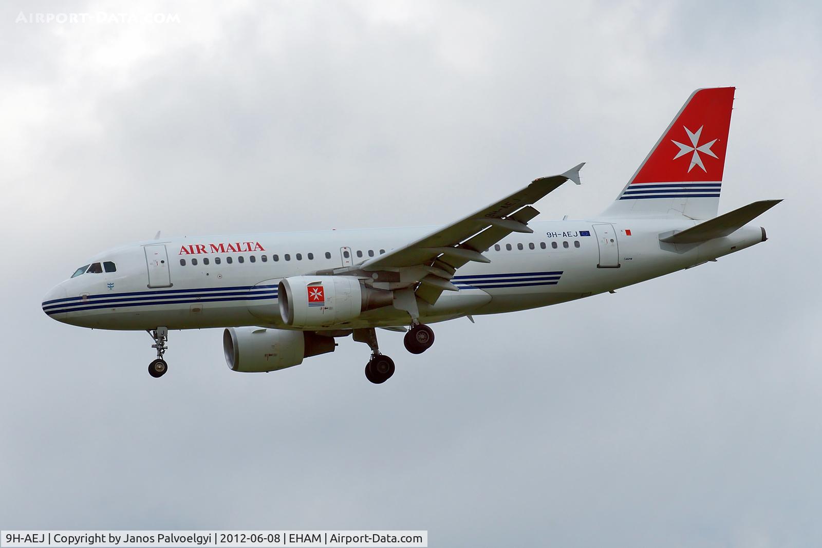 9H-AEJ, 2004 Airbus A319-112 C/N 2186, Air Malta Airbus A319-111 final approach