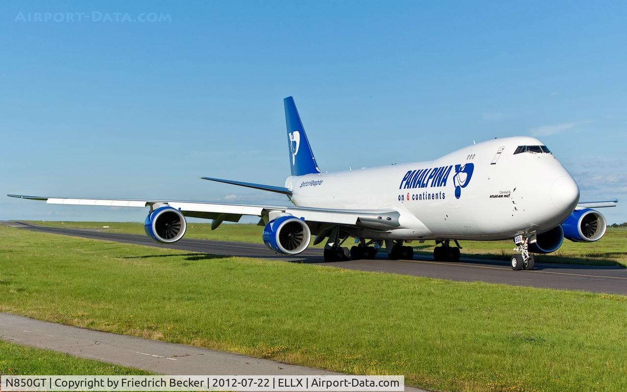N850GT, 2012 Boeing 747-87UF/SCD C/N 37570, taxying to the active