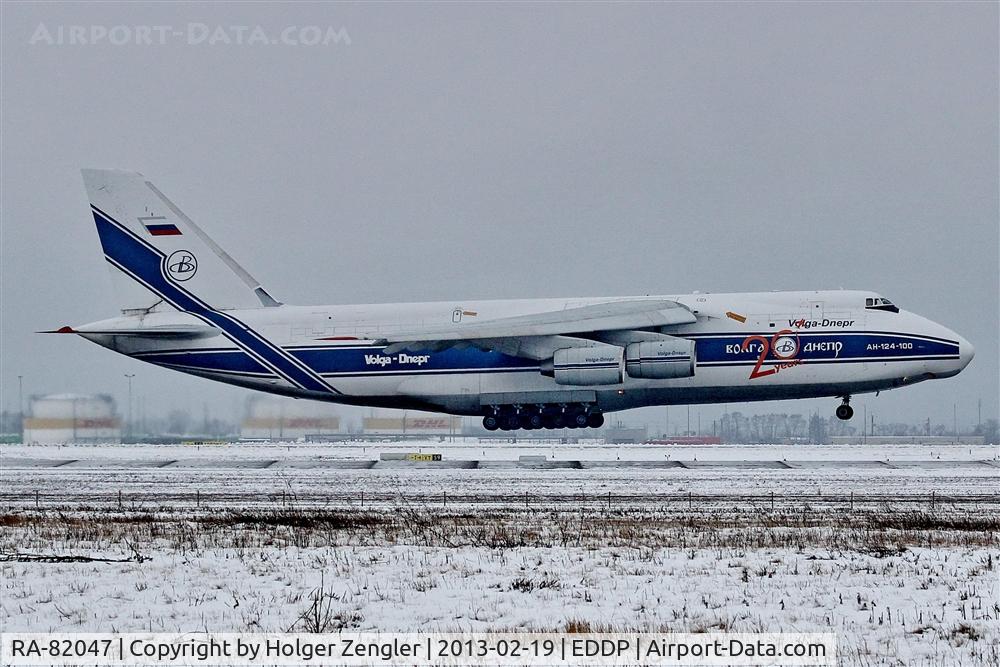 RA-82047, 1992 Antonov An-124-100 Ruslan C/N 9773053259121/0701, Like a butterfly this giant´s floating down.....