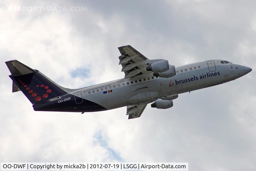 OO-DWF, 1998 British Aerospace Avro 146-RJ100 C/N E3332, Take off