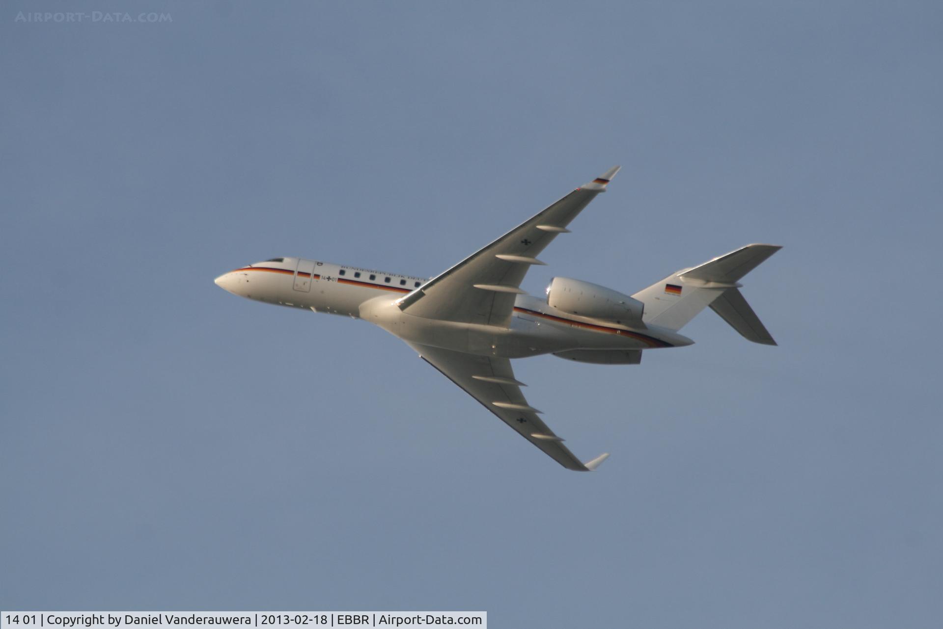 14 01, 2011 Bombardier BD-700-1A11 Global 5000 C/N 9395, Climbing from RWY 25R