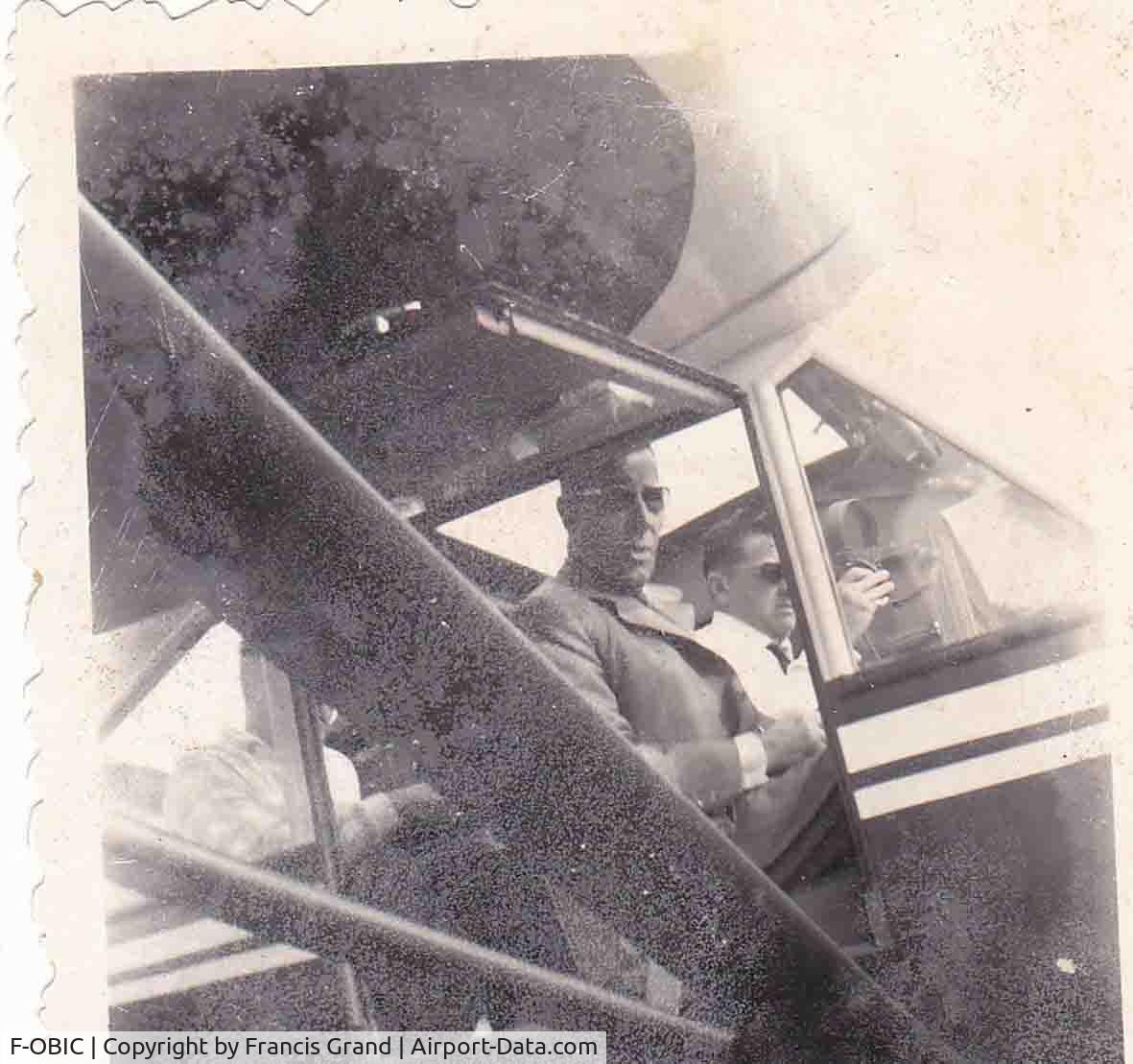 F-OBIC, Boisavia B-601L Mercurey C/N 101, En service en Algérie vers 1958.
Exploité par la C.T.A. (Compagnie de Transports en Algérie).
Aux commandes, le chef pilote Aimé Trébosc.
Passager, René Grand, PDG de la C.T.A.