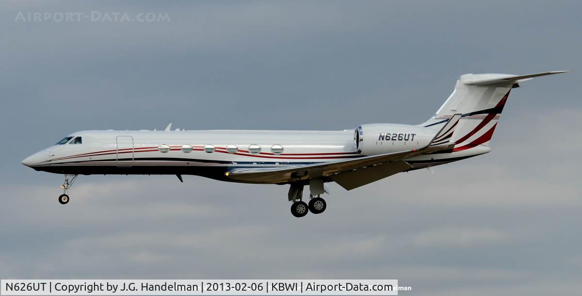 N626UT, 2001 Gulfstream Aerospace G-V C/N 648, On Final To 33L