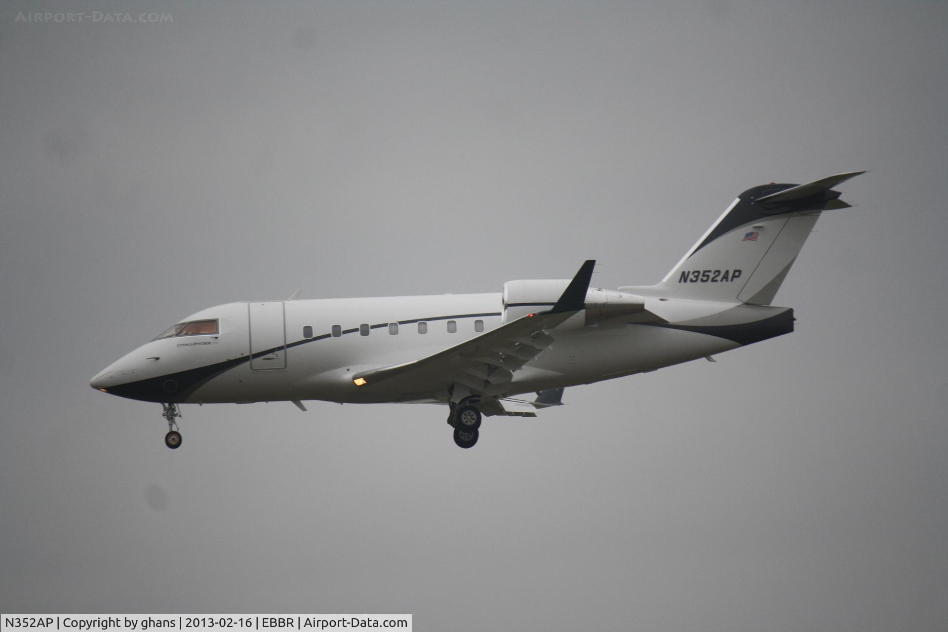 N352AP, 2006 Bombardier Challenger 604 (CL-600-2B16) C/N 5657, Landing rw25L