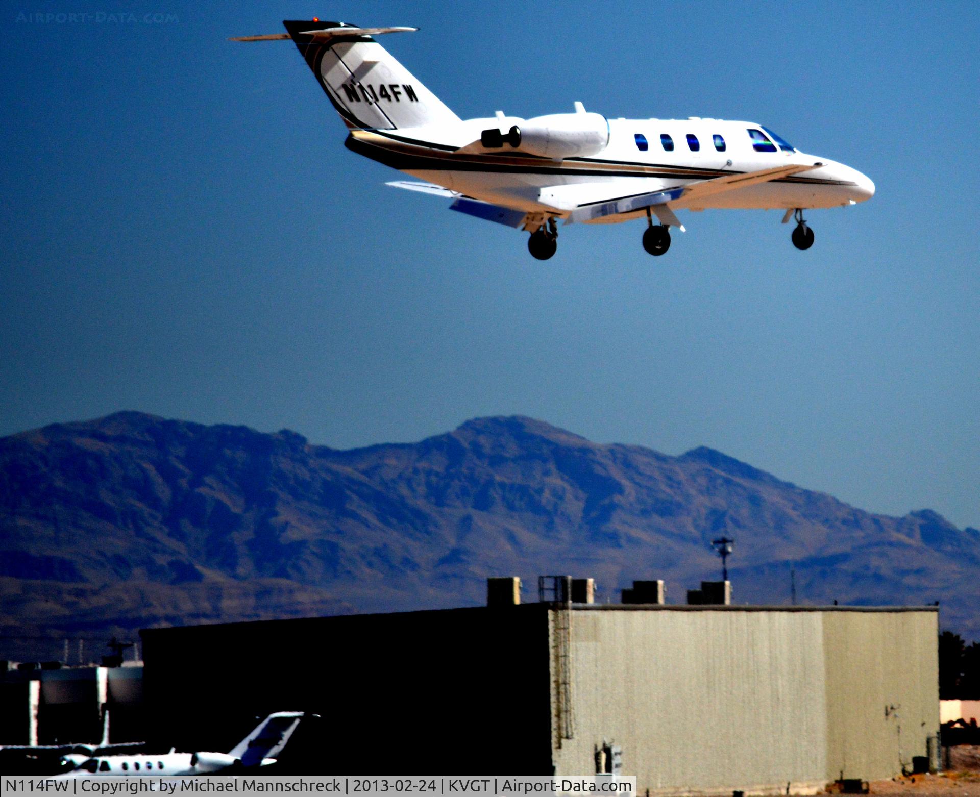 N114FW, 1999 Cessna 525 CitationJet C/N 525-0307, landing