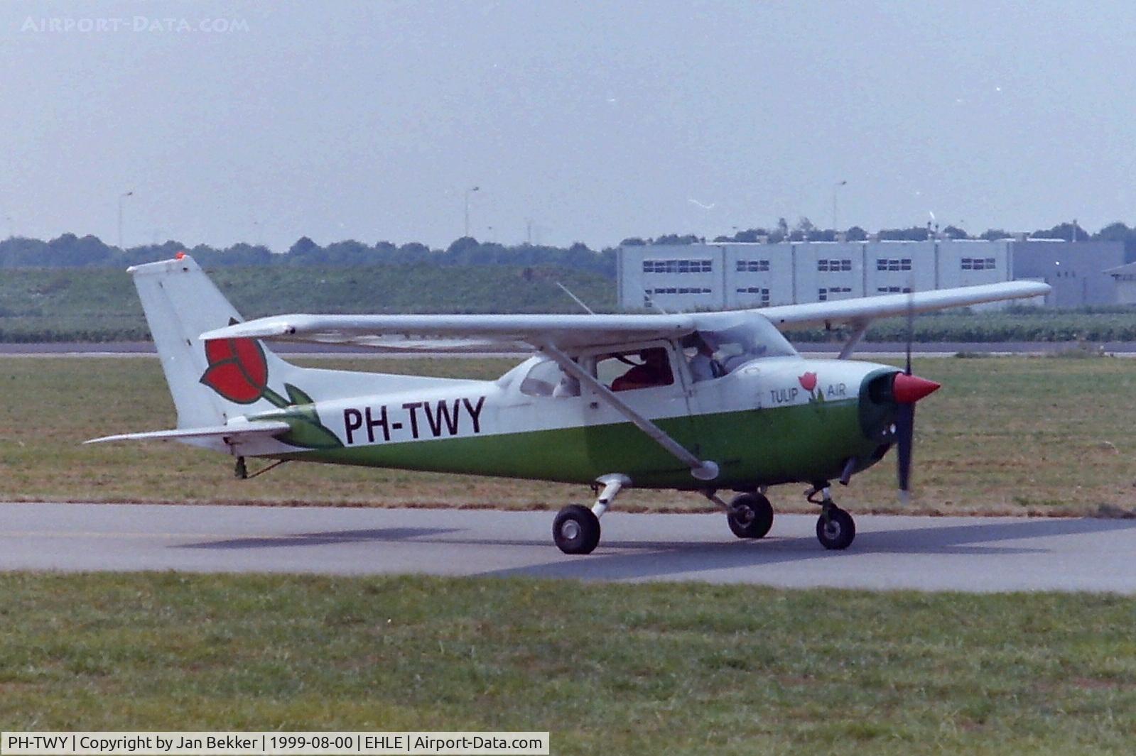 PH-TWY, Reims F172M Skyhawk C/N 1513, Lelystad Airport