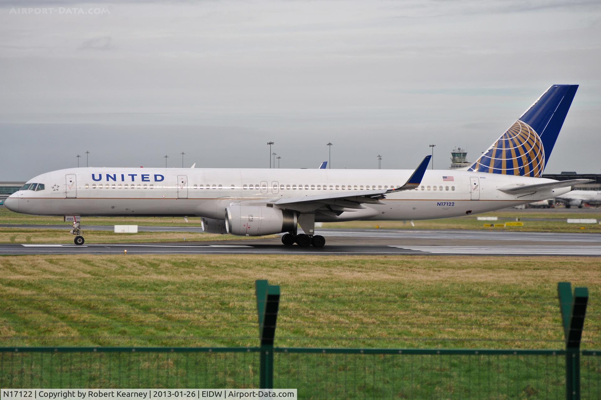 N17122, 1997 Boeing 757-224 C/N 27564, Lining up r/w 28 for departure