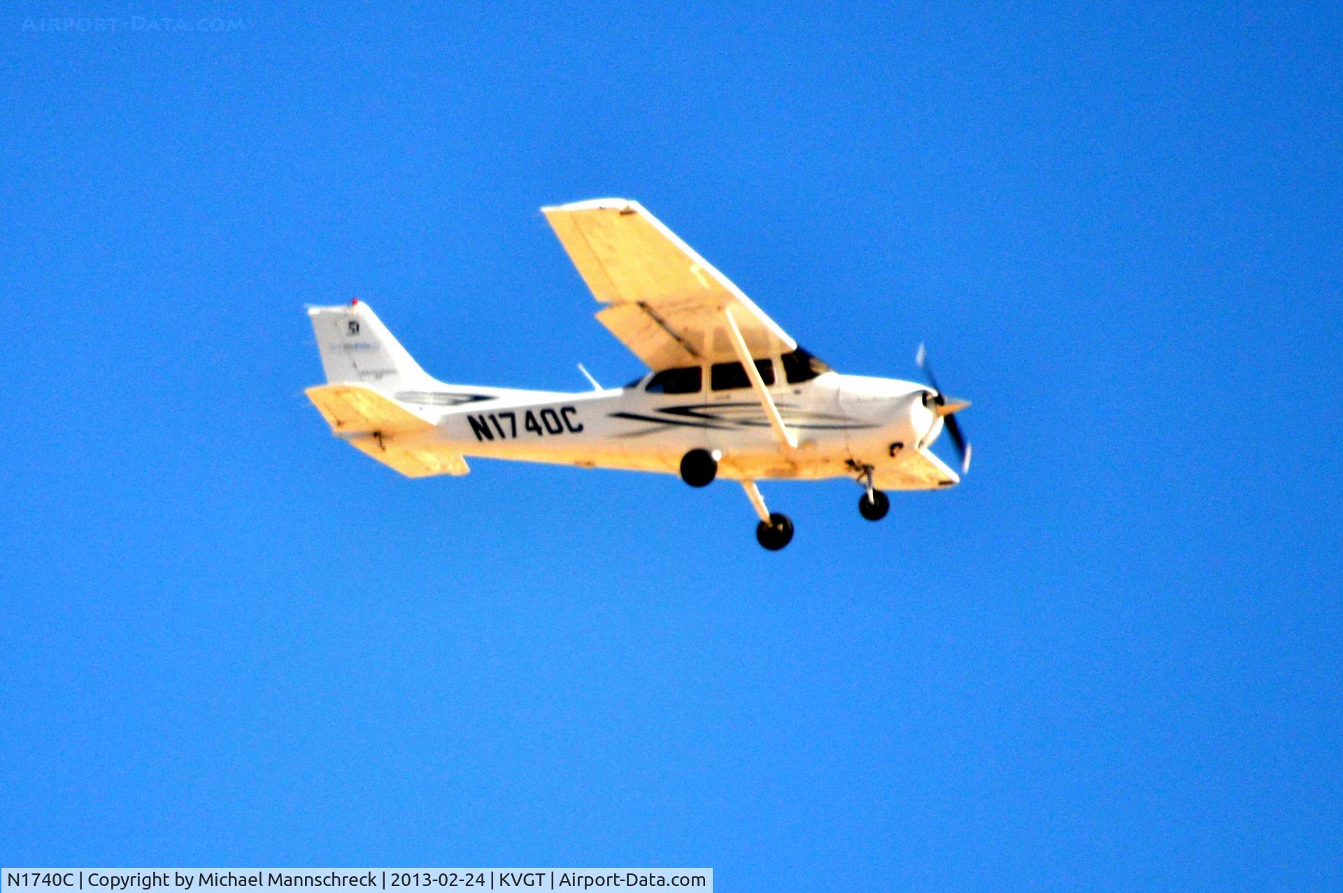 N1740C, 2007 Cessna 172S C/N 172S10610, flying over kvgt