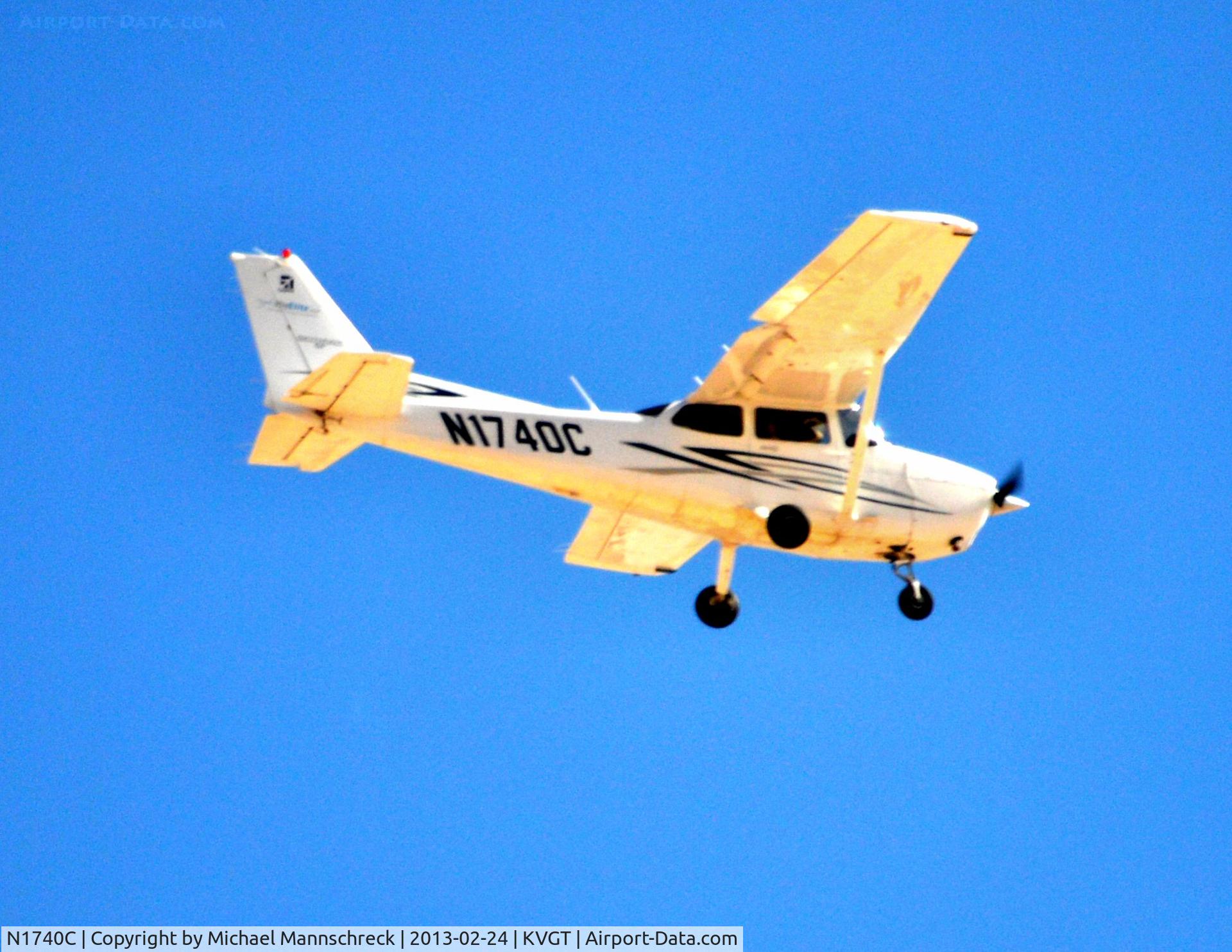 N1740C, 2007 Cessna 172S C/N 172S10610, flying over kvgt