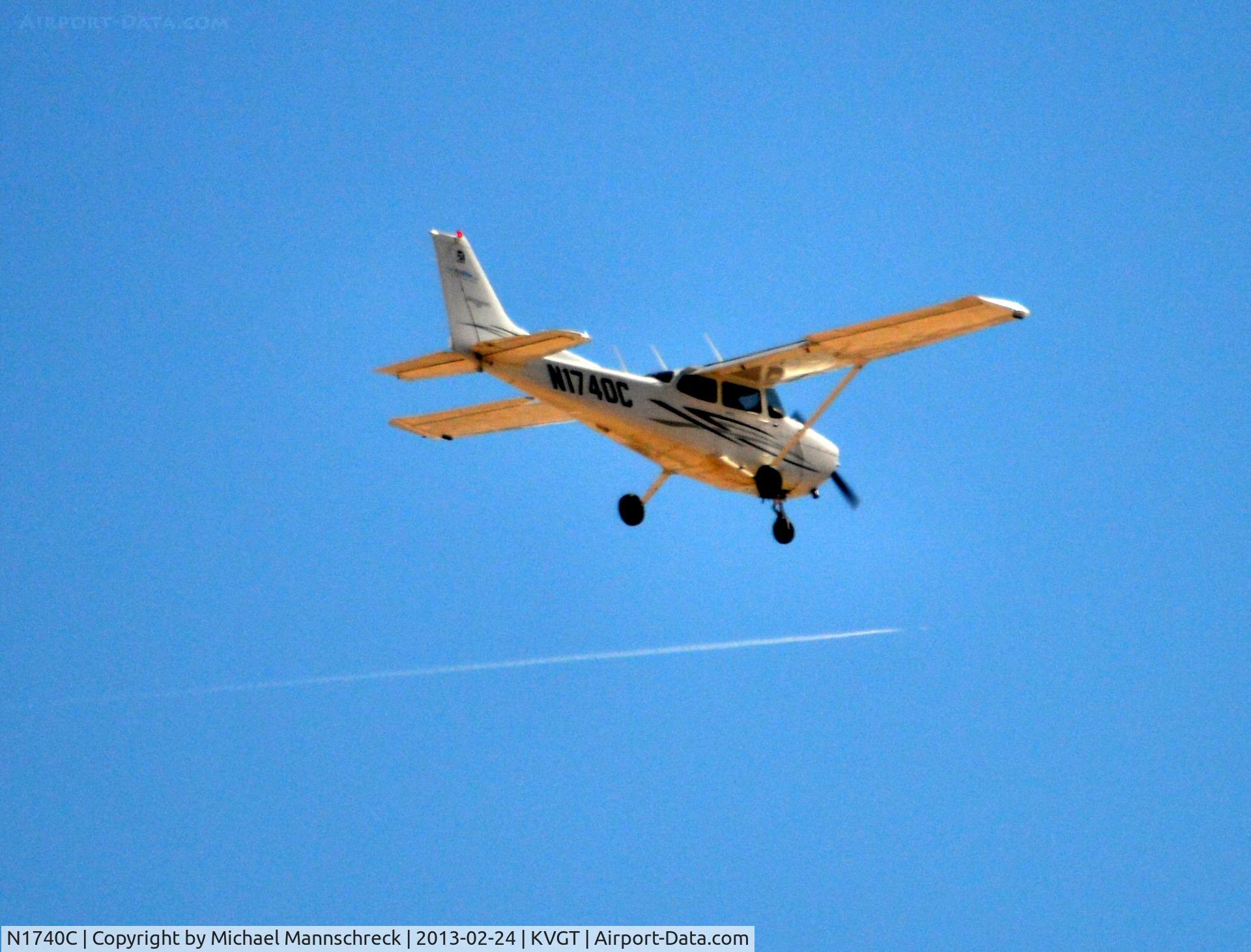 N1740C, 2007 Cessna 172S C/N 172S10610, flying over kvgt