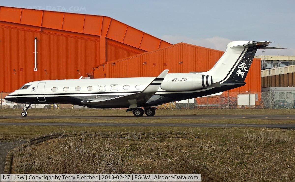 N711SW, 2011 Gulfstream Aerospace G650 (G-VI) C/N 6007, Gulfstream Aerospace G650, c/n: 6007 taxying in at Luton