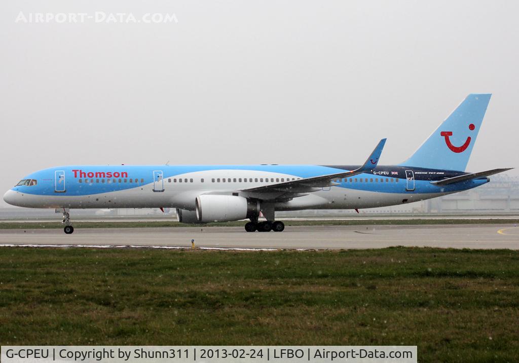 G-CPEU, 1999 Boeing 757-236 C/N 29941, Taxiing to the Terminal under snow conditions and with new Thomson c/s