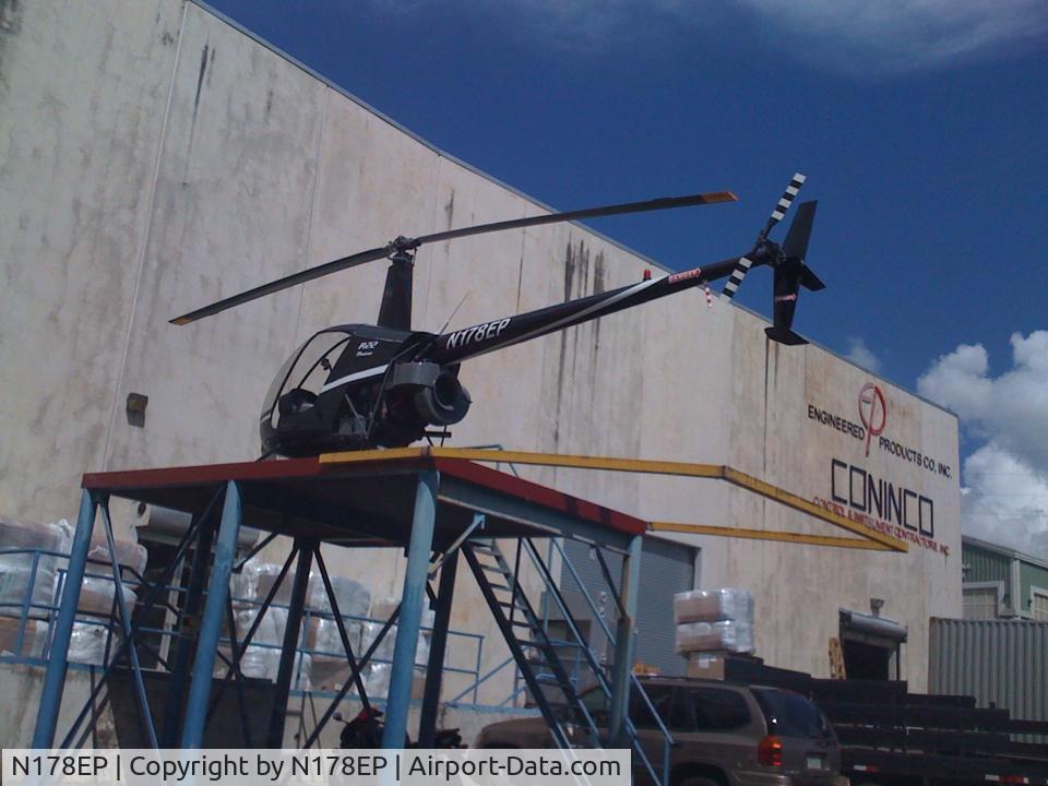 N178EP, 1991 Robinson R22 MARINER C/N 1918, R22 in private helipad
