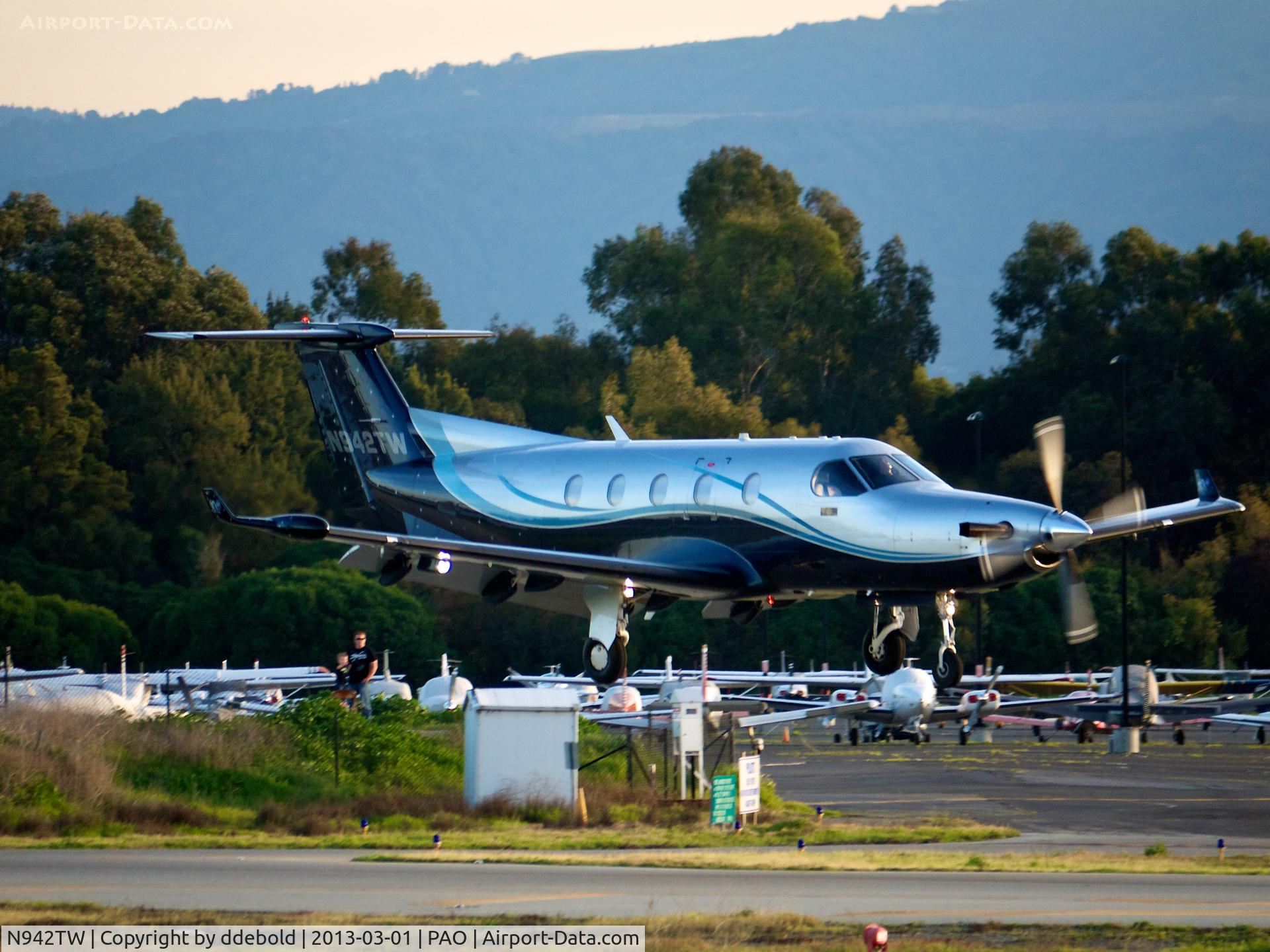 N942TW, 2005 Pilatus PC-12/45 C/N 636, N942TW Landing at the Palo Alto Airport