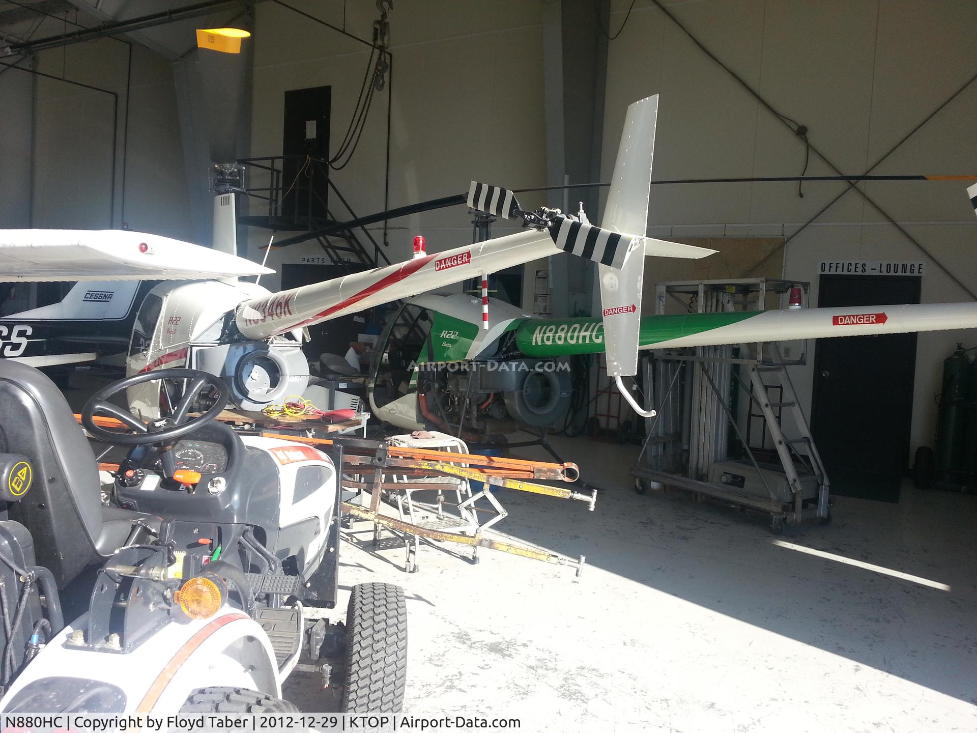 N880HC, 1989 Robinson R22 BETA C/N 1208, In the hangar