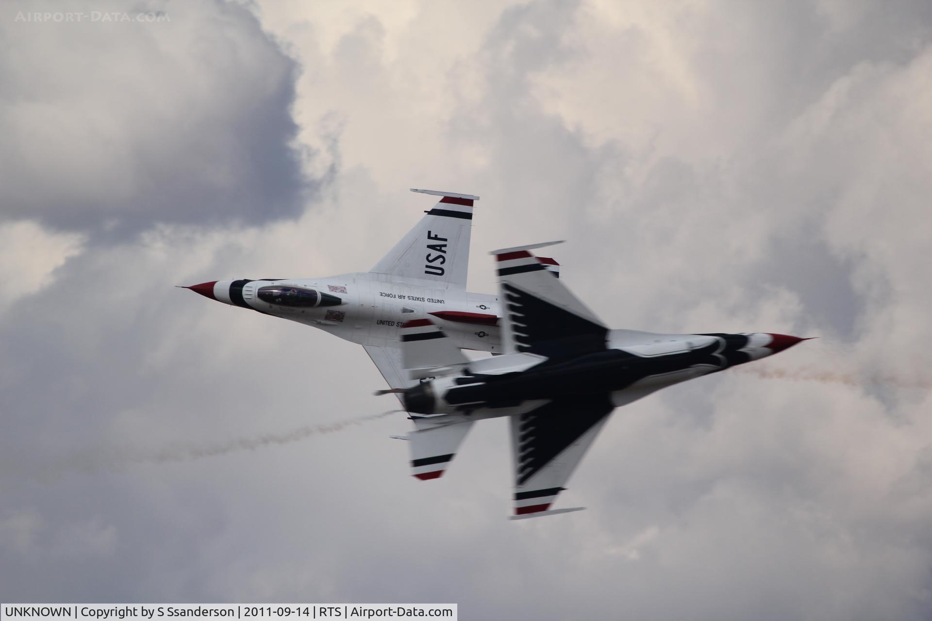 92-3888, General Dynamics F-16CJ Fighting Falcon C/N CC-130, Thunderbirds crossing. Very difficult to catch.