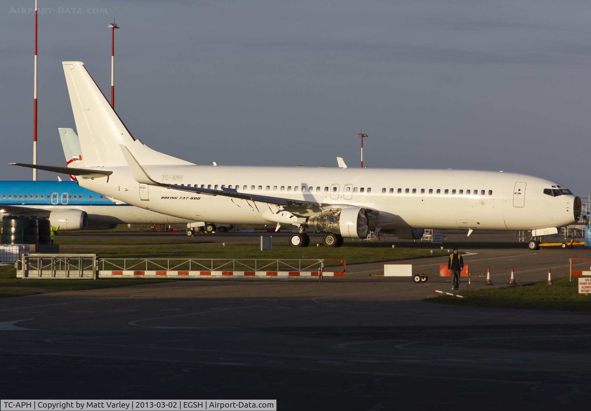 TC-APH, 2001 Boeing 737-8S3 C/N 29250/792, Fresh out of spray in an all white C/S.
