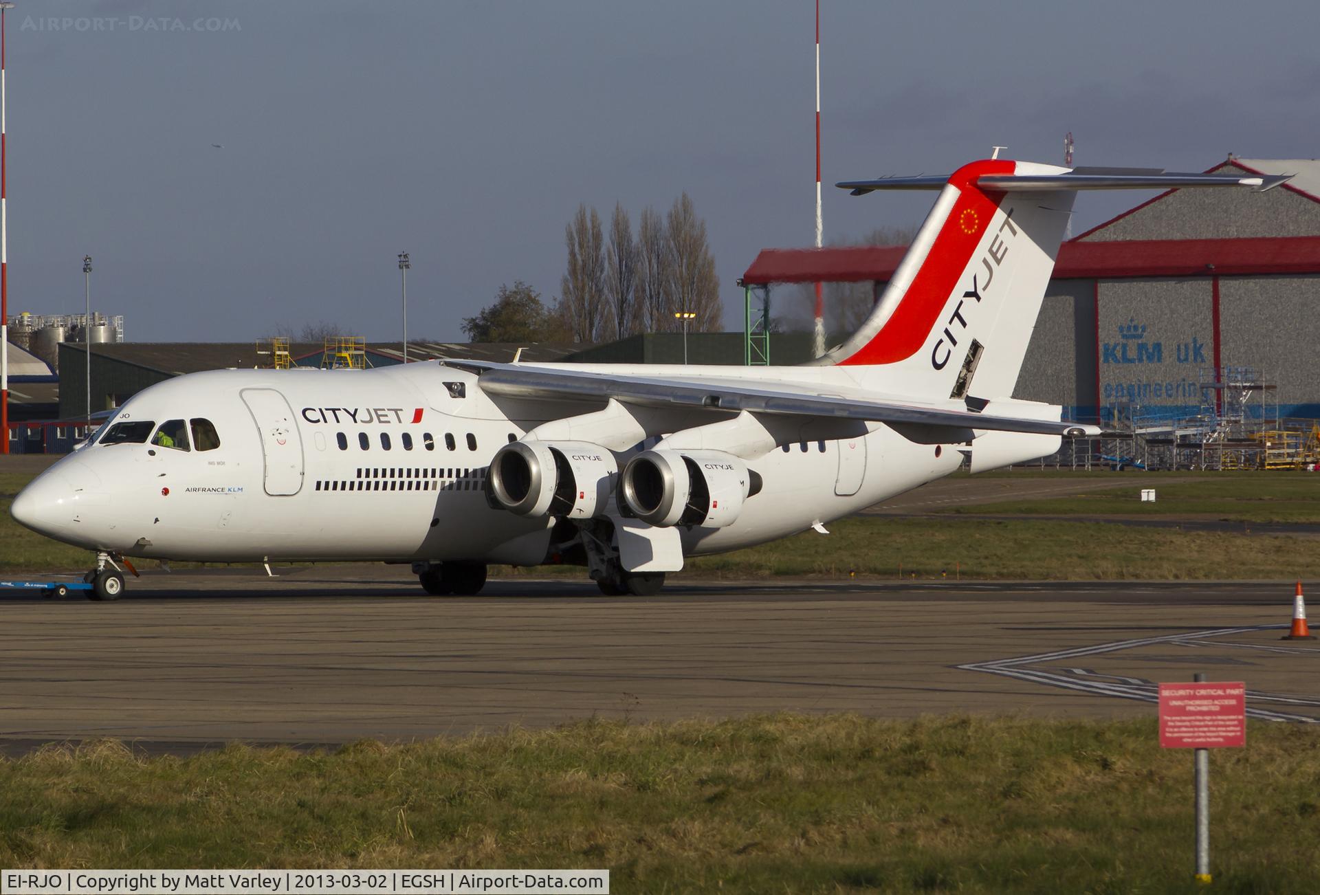 EI-RJO, 1999 British Aerospace Avro 146-RJ85A C/N E2352, Being towed.