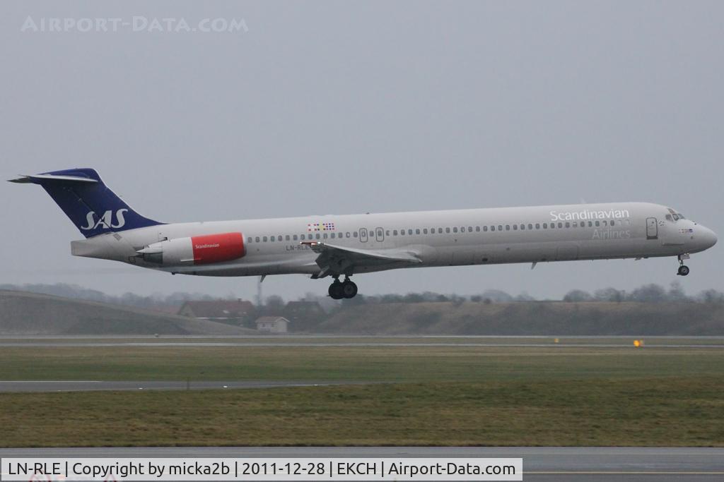 LN-RLE, 1985 McDonnell Douglas MD-82 (DC-9-82) C/N 49382, Landing