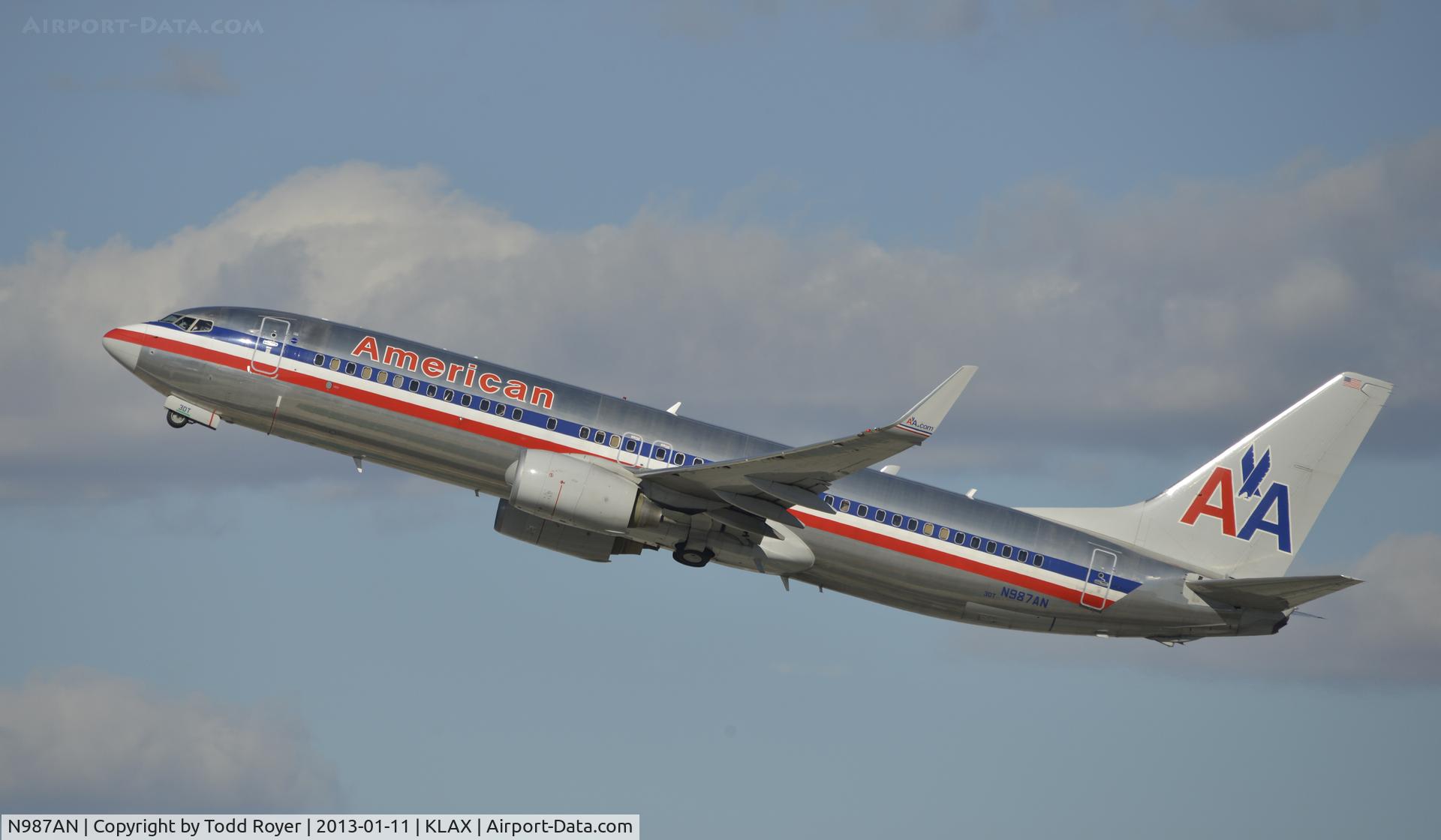 N987AN, 2009 Boeing 737-823 C/N 31069, Departing LAX