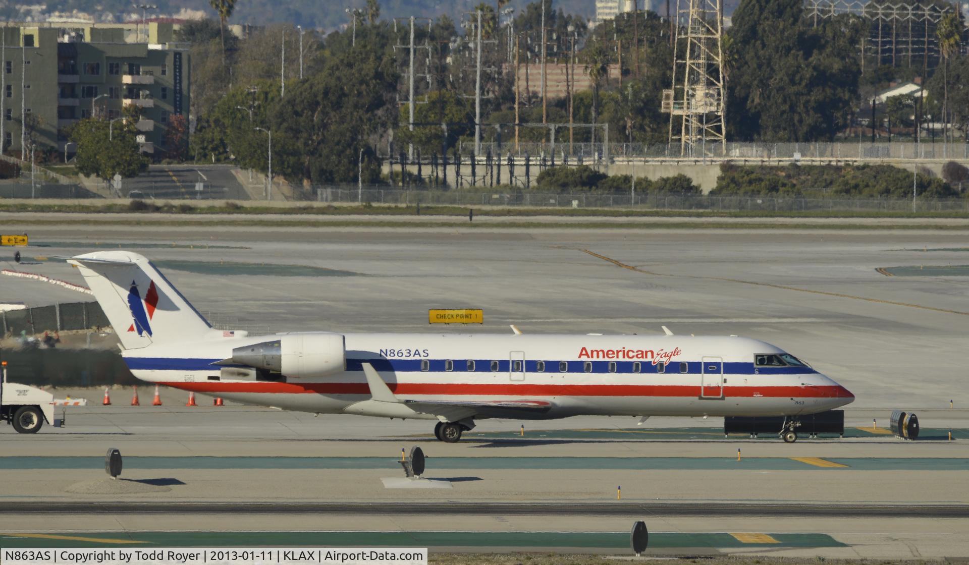 N863AS, 2001 Bombardier CRJ-200ER (CL-600-2B19) C/N 7487, Taxiing to gate at LAX