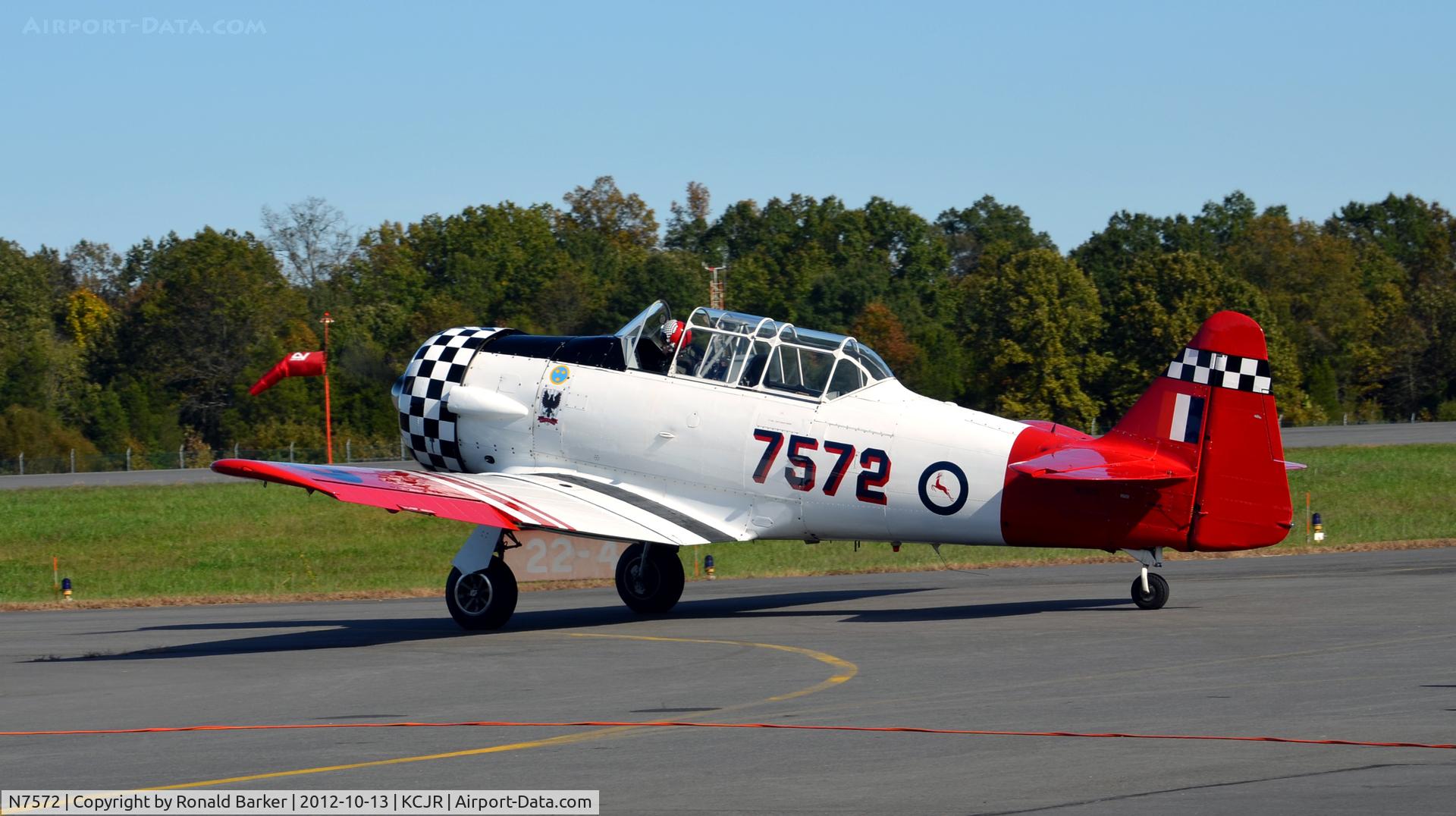 N7572, 1941 North American AT-6D Texan C/N 41-34018, Taxi - Culpeper Air Fest 2012