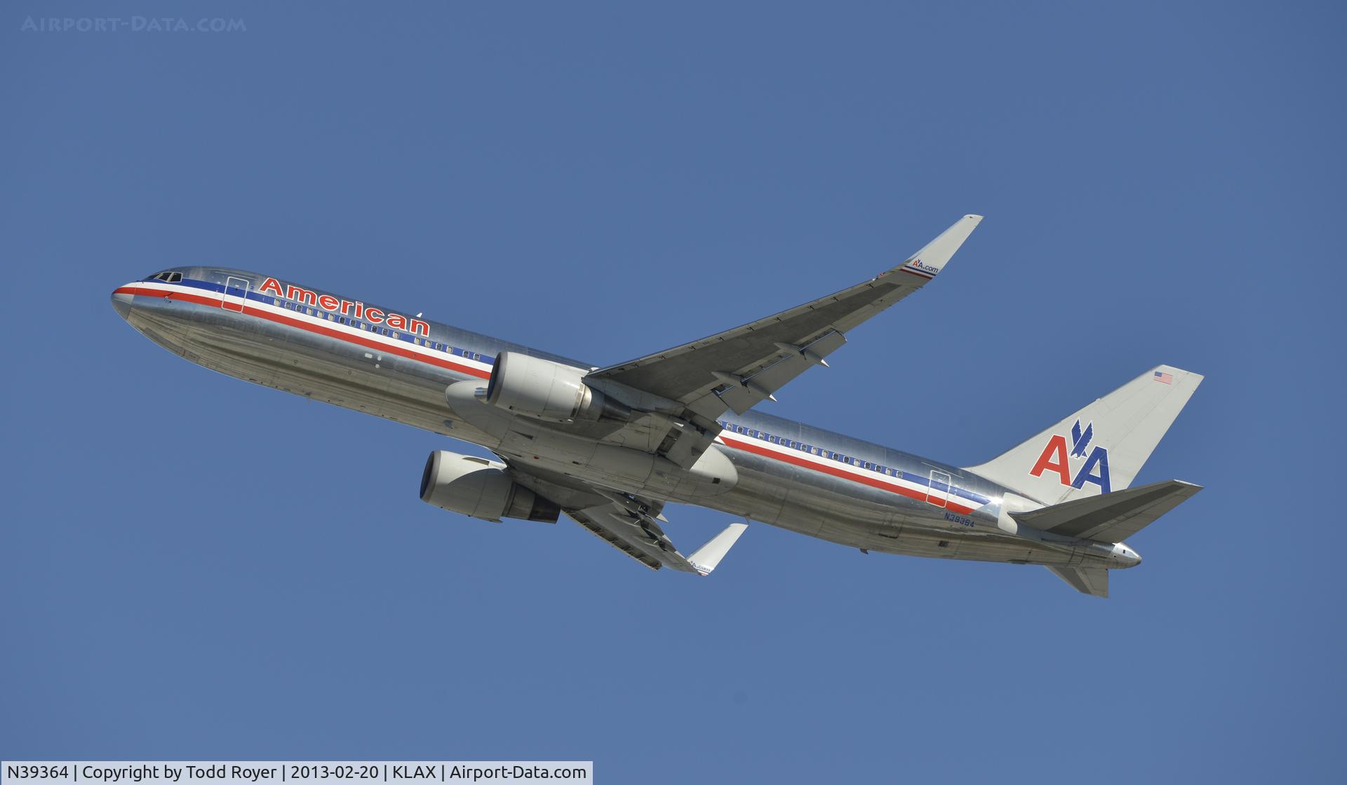 N39364, 1988 Boeing 767-323 C/N 24045, Departing LAX