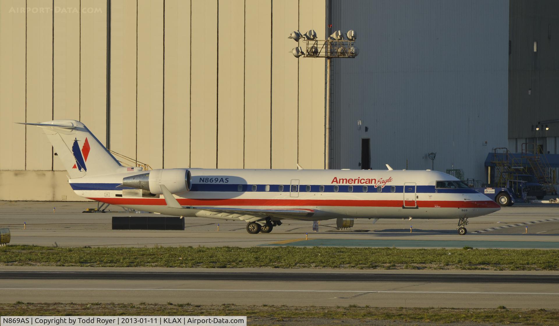 N869AS, 2001 Bombardier CRJ-200ER (CL-600-2B19) C/N 7479, Taxiing to gat at LAX