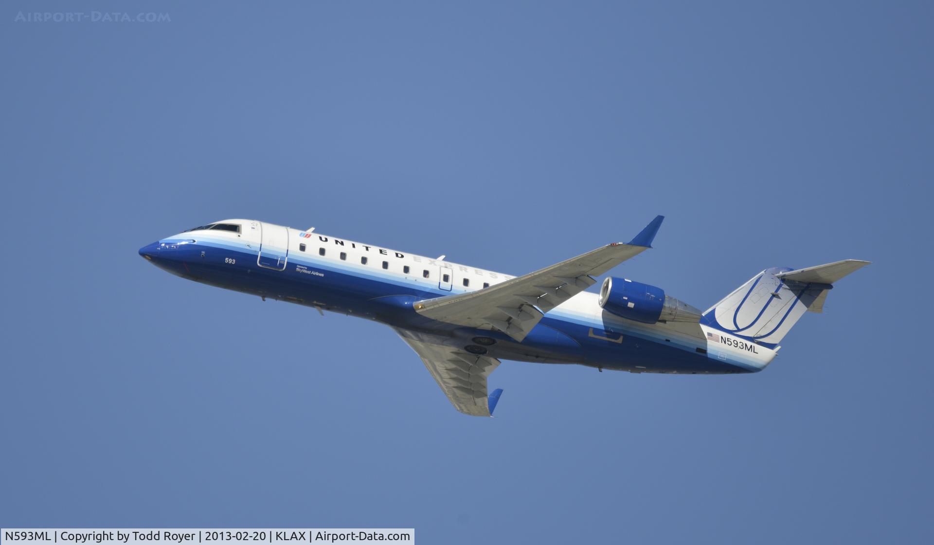 N593ML, 2001 Bombardier CRJ-200ER (CL-600-2B19) C/N 7465, Departing LAX