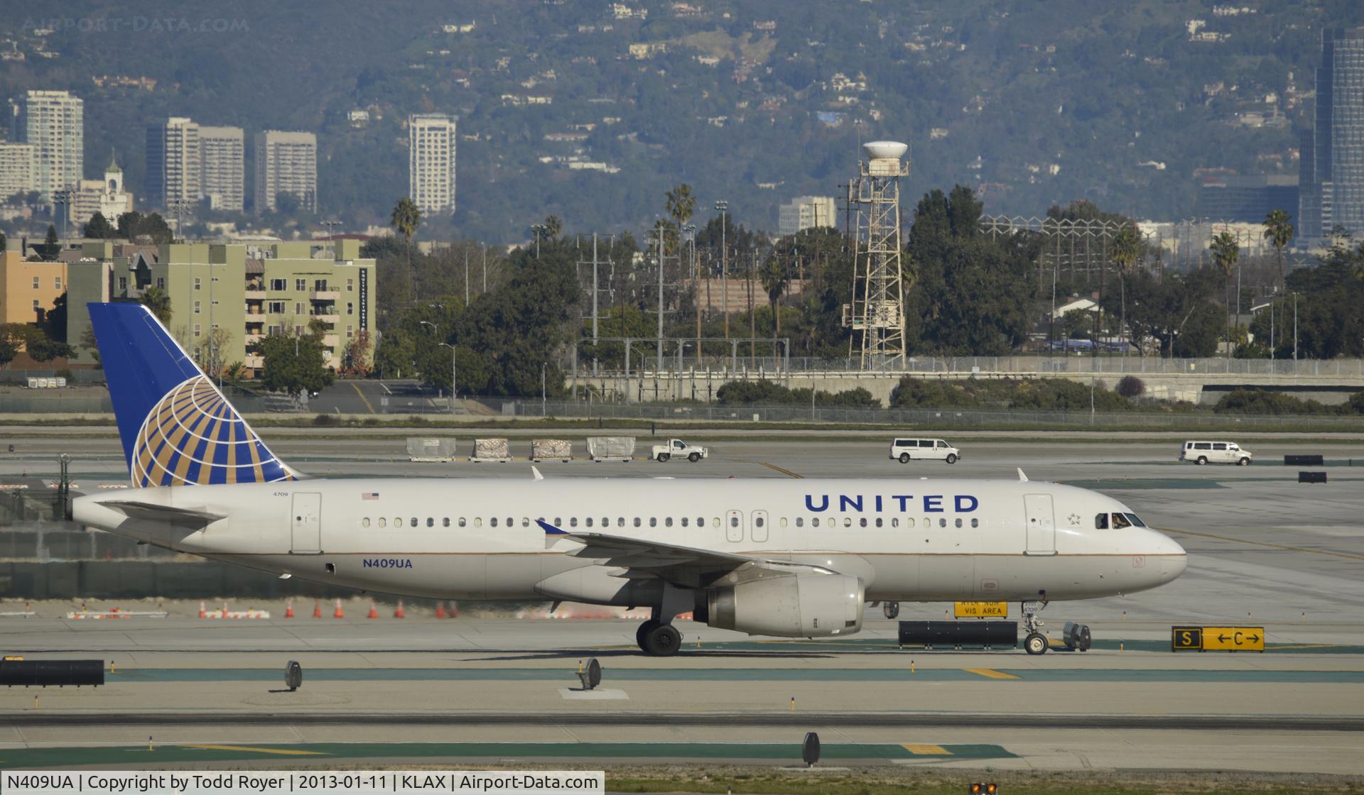 N409UA, 1994 Airbus A320-232 C/N 462, Taxiing to gate at LAX