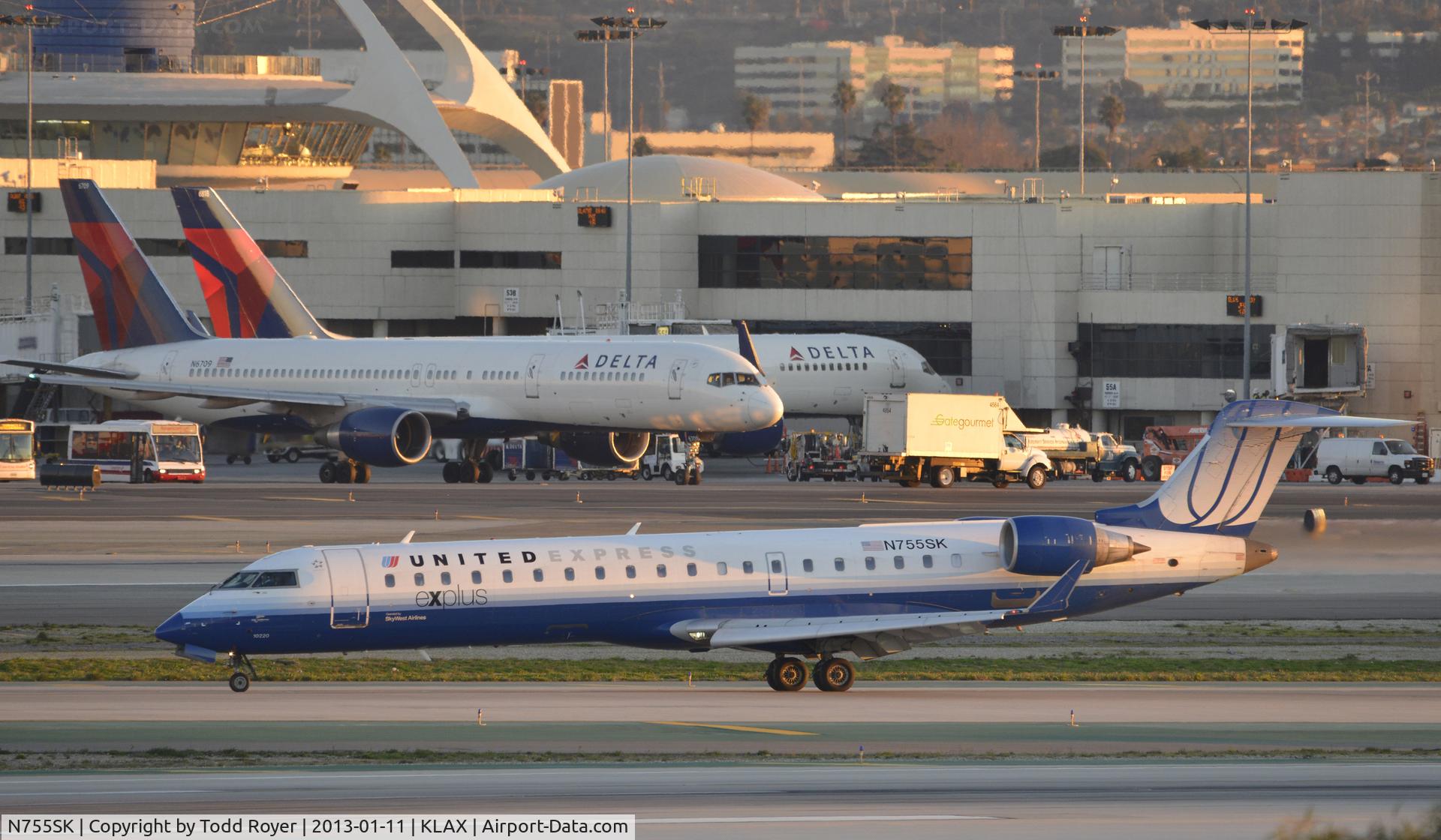 N755SK, 2005 Bombardier CRJ-700 (CL-600-2C10) Regional Jet C/N 10220, Arriving at LAX on 25L