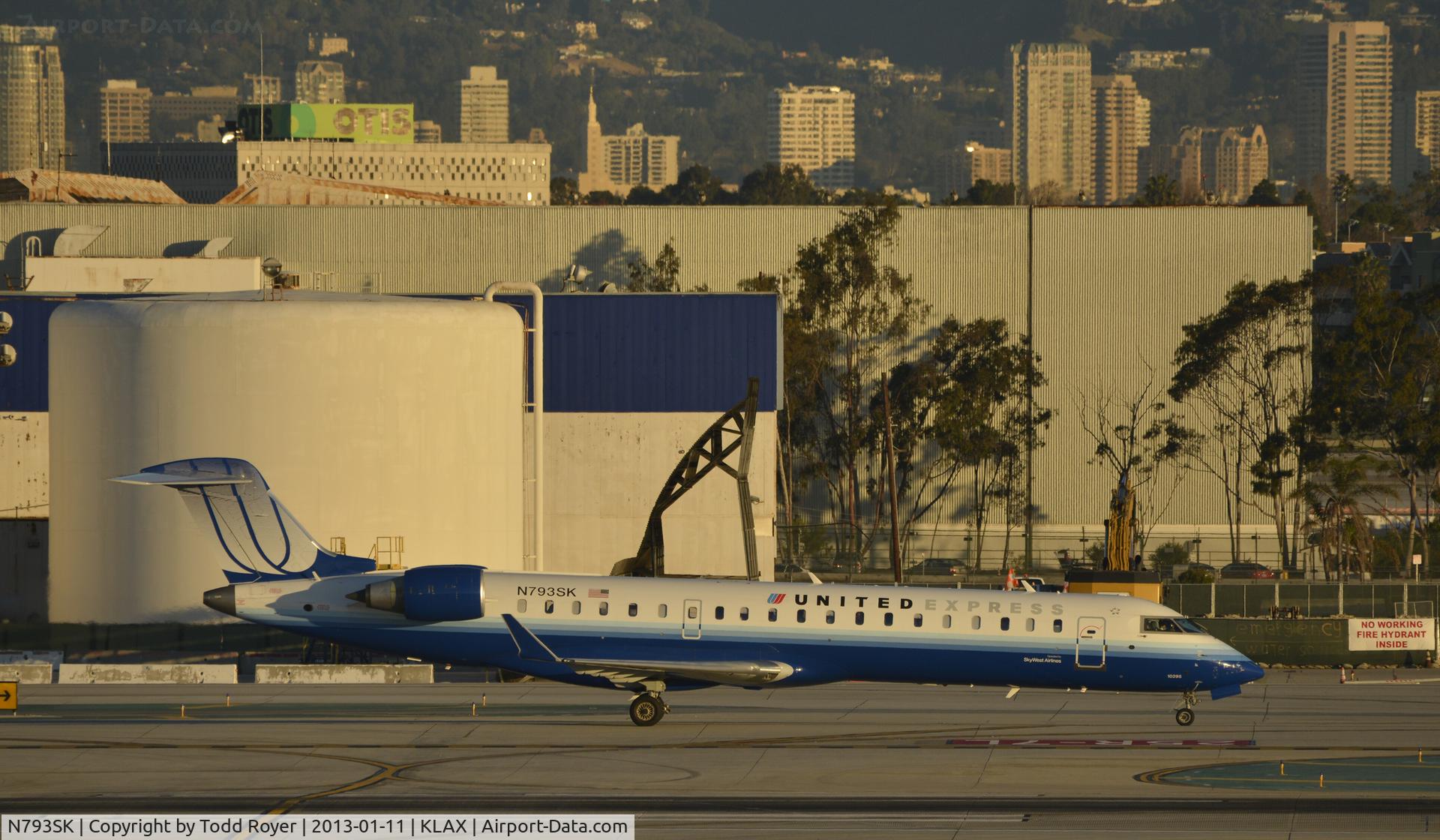 N793SK, 2009 Bombardier CRJ-700 (CL-600-2C10) Regional Jet C/N 10295, Taxiing to gate at LAX