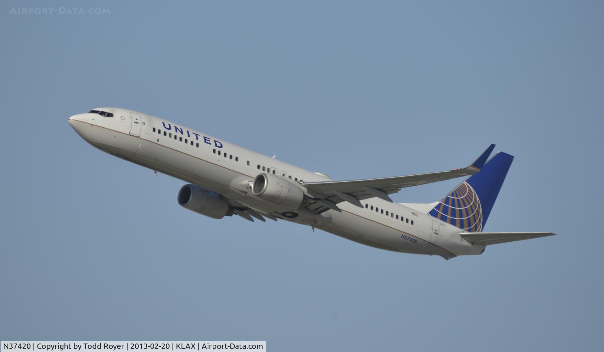 N37420, 2008 Boeing 737-924/ER C/N 33457, Departing LAX