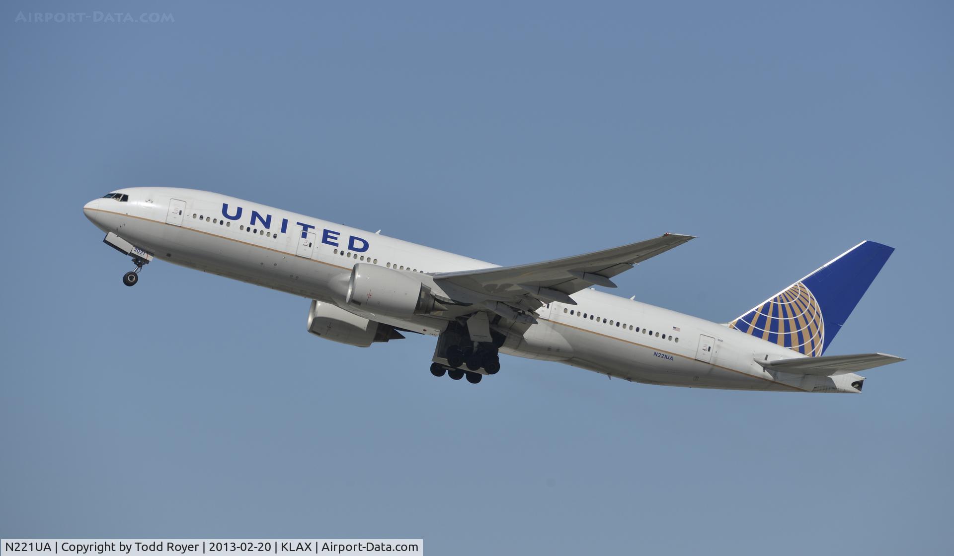 N221UA, 2001 Boeing 777-222 C/N 30552, Departing LAX