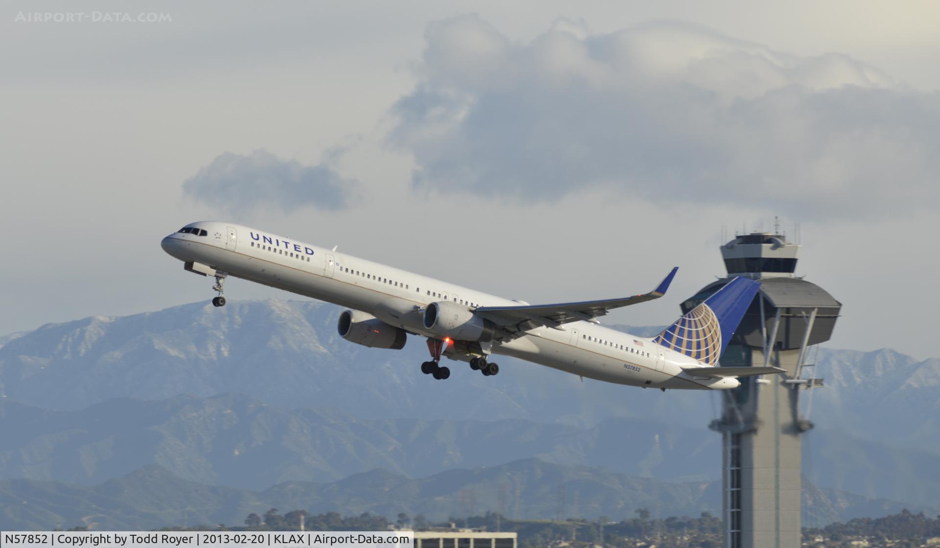 N57852, 2001 Boeing 757-324 C/N 32811, Departing LAX