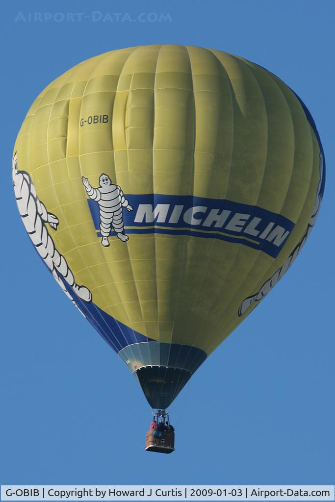 G-OBIB, 1997 Cameron Balloons Colt 120A C/N 4229, Michelin. At the Icicle Balloon Meet, Savernake.