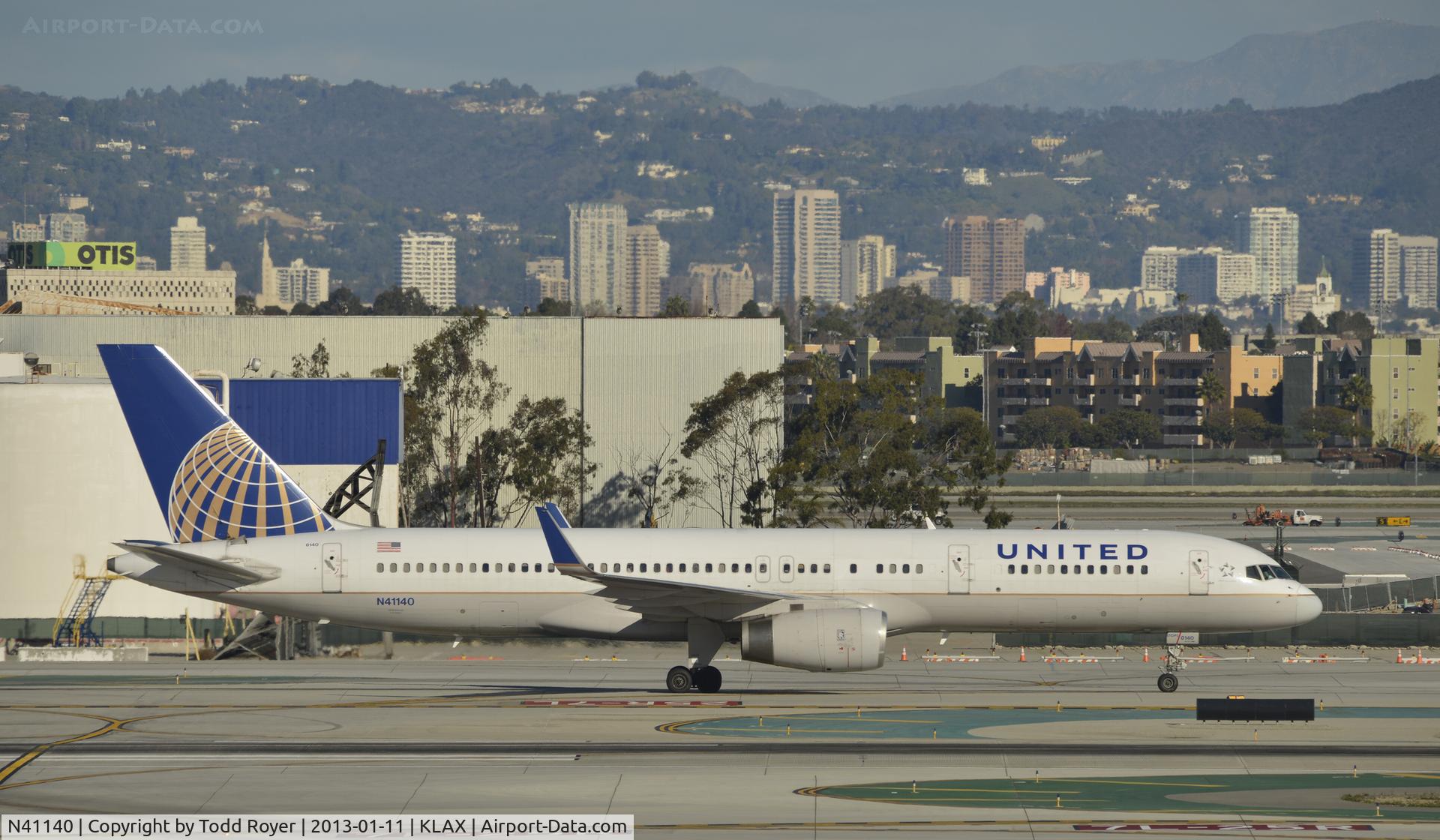 N41140, 2000 Boeing 757-224 C/N 30353, Taxiing to gate at LAX