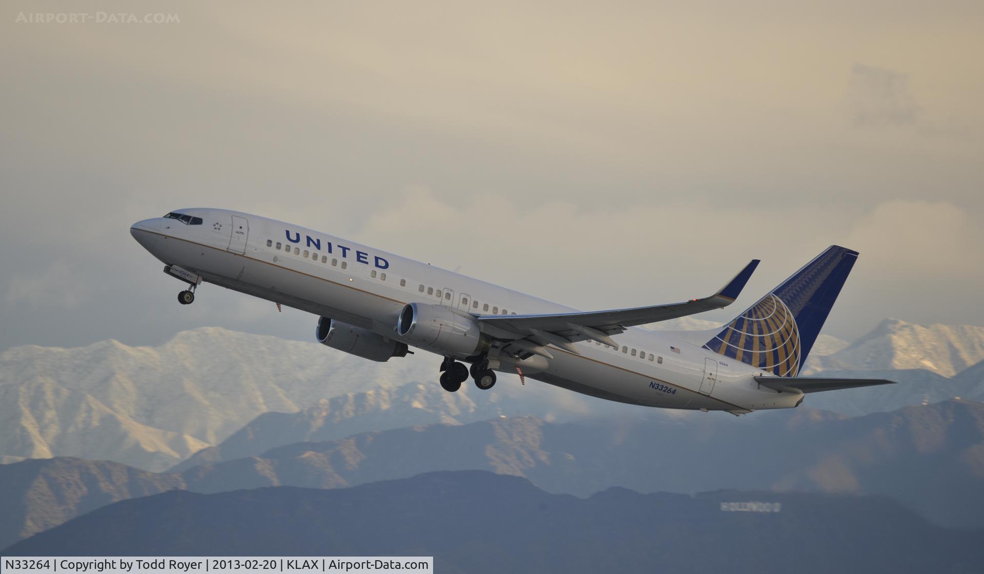 N33264, 2001 Boeing 737-824 C/N 31584, Departing LAX on an unusually cold morning