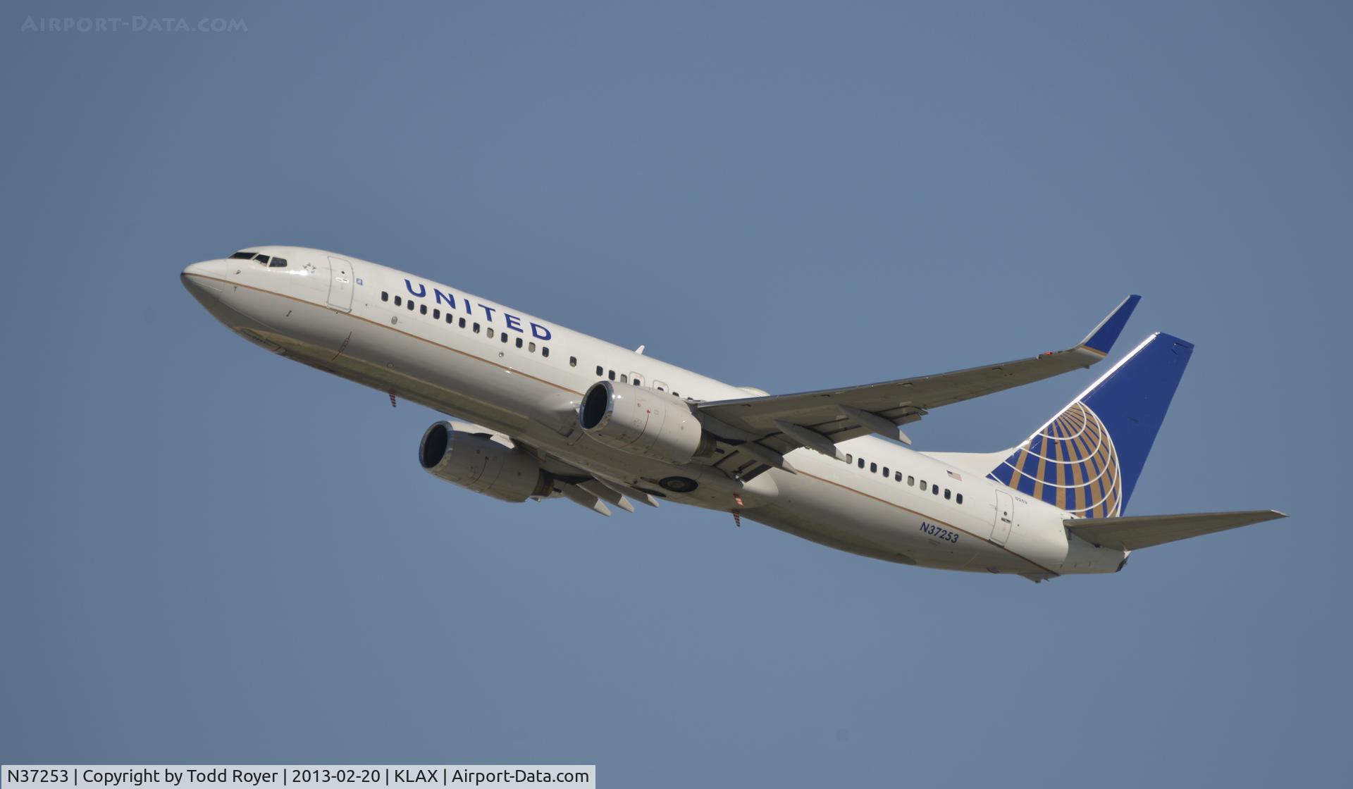 N37253, 2000 Boeing 737-824 C/N 30584, Departing LAX