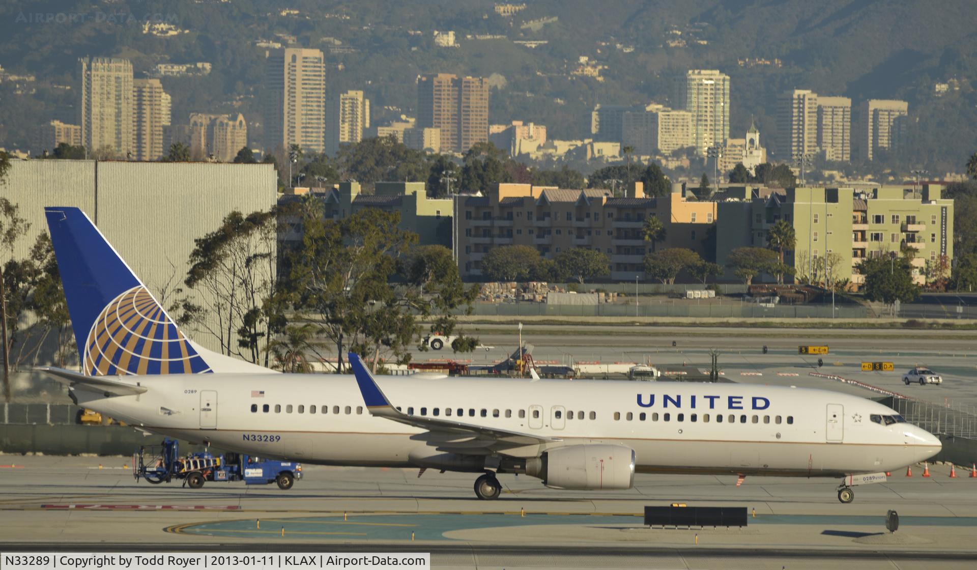 N33289, 2004 Boeing 737-824 C/N 31607, Taxiing to gate at LAX