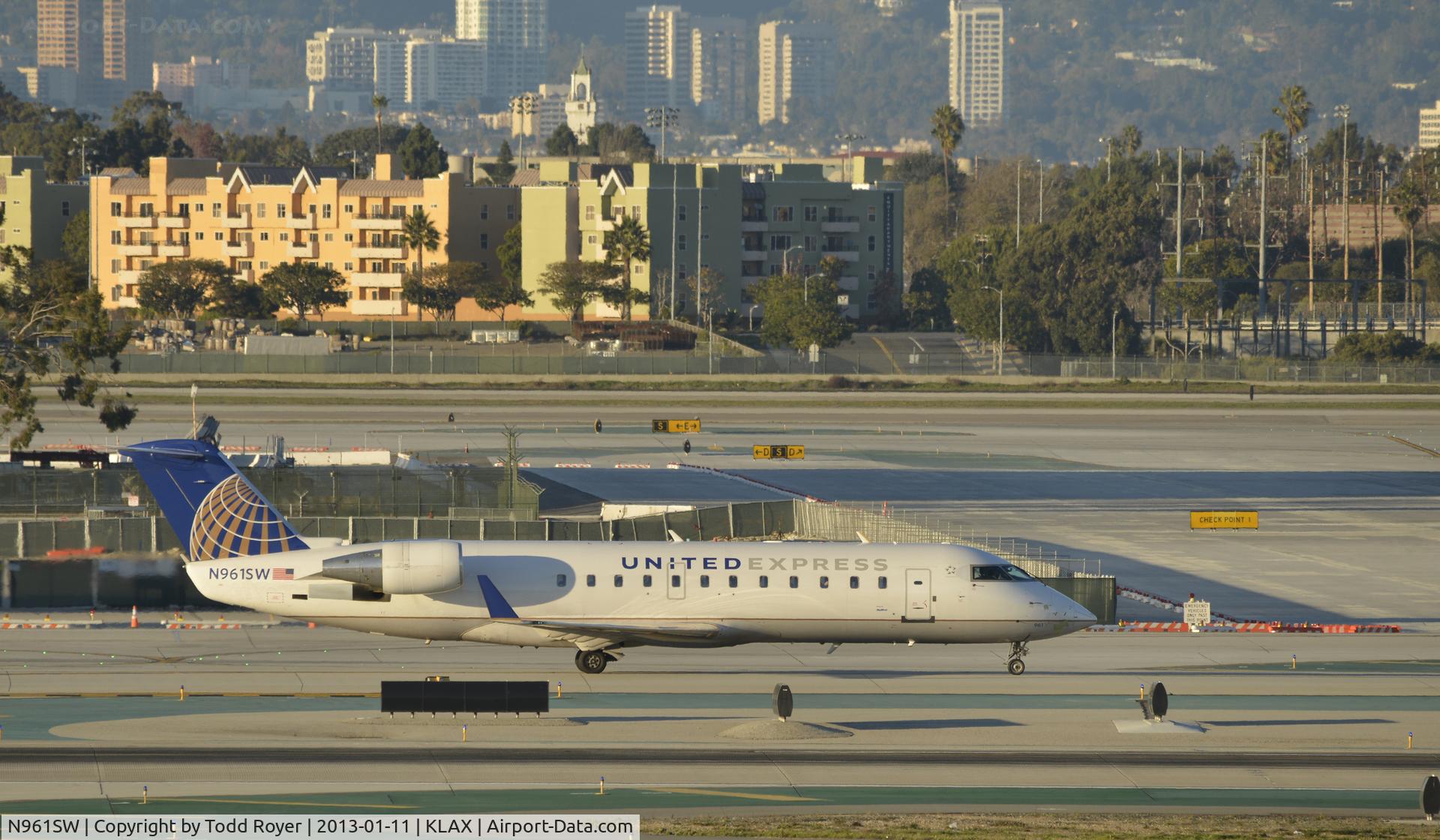 N961SW, 2003 Canadair CL-600-2B19 Regional Jet CRJ-200LR C/N 7857, Taxiing to gate at LAX
