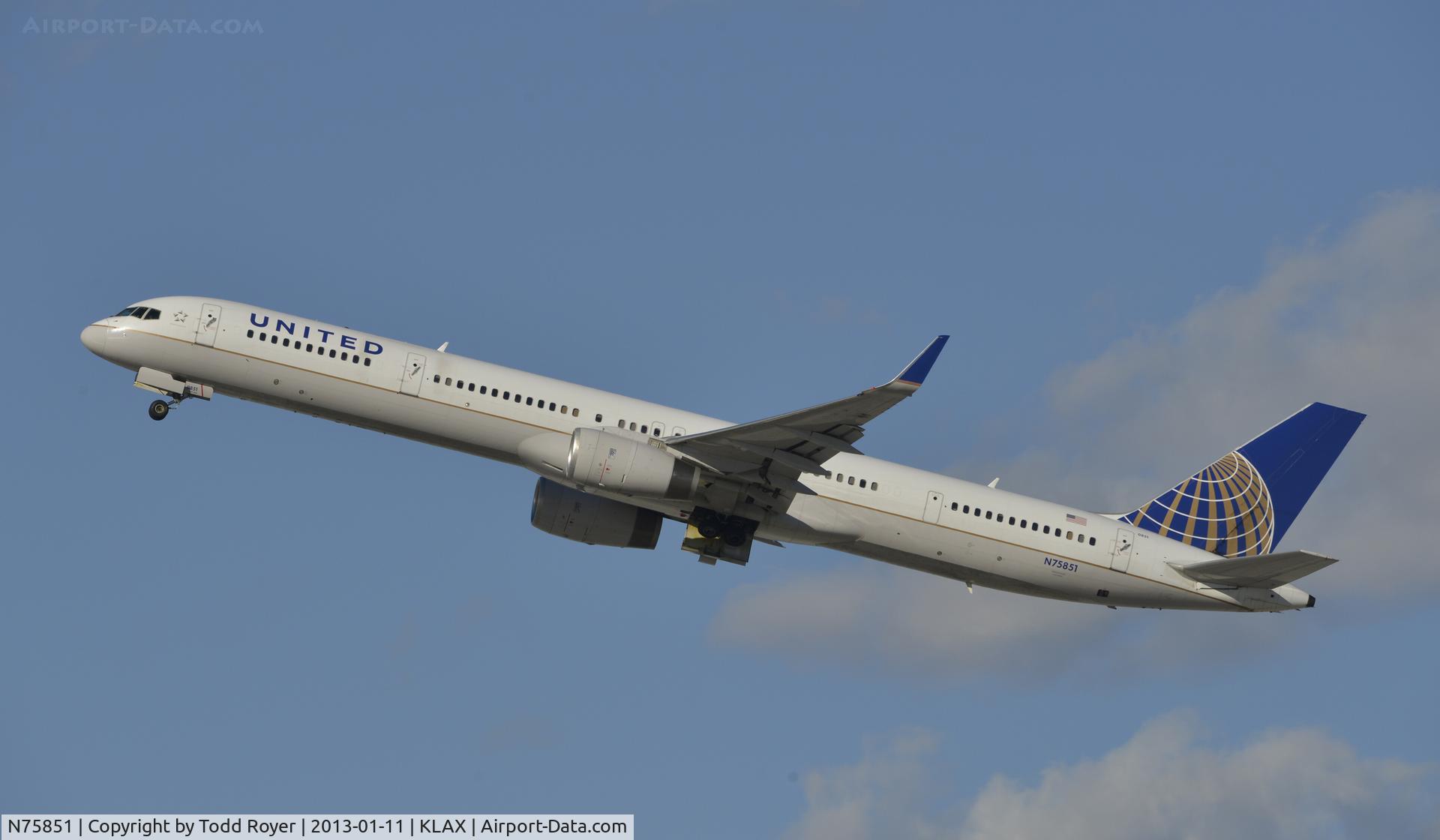 N75851, 2001 Boeing 757-324 C/N 32810, Departing LAX